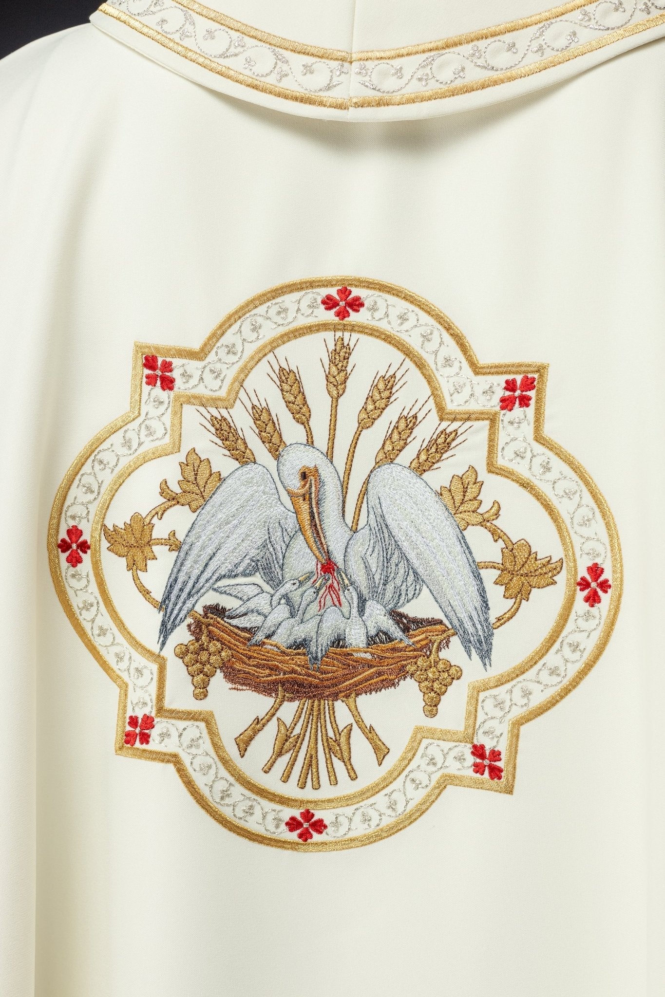 Chasuble brodée avec motif Pélican écru KOR/395/05/01 - CHASUBLES.FR