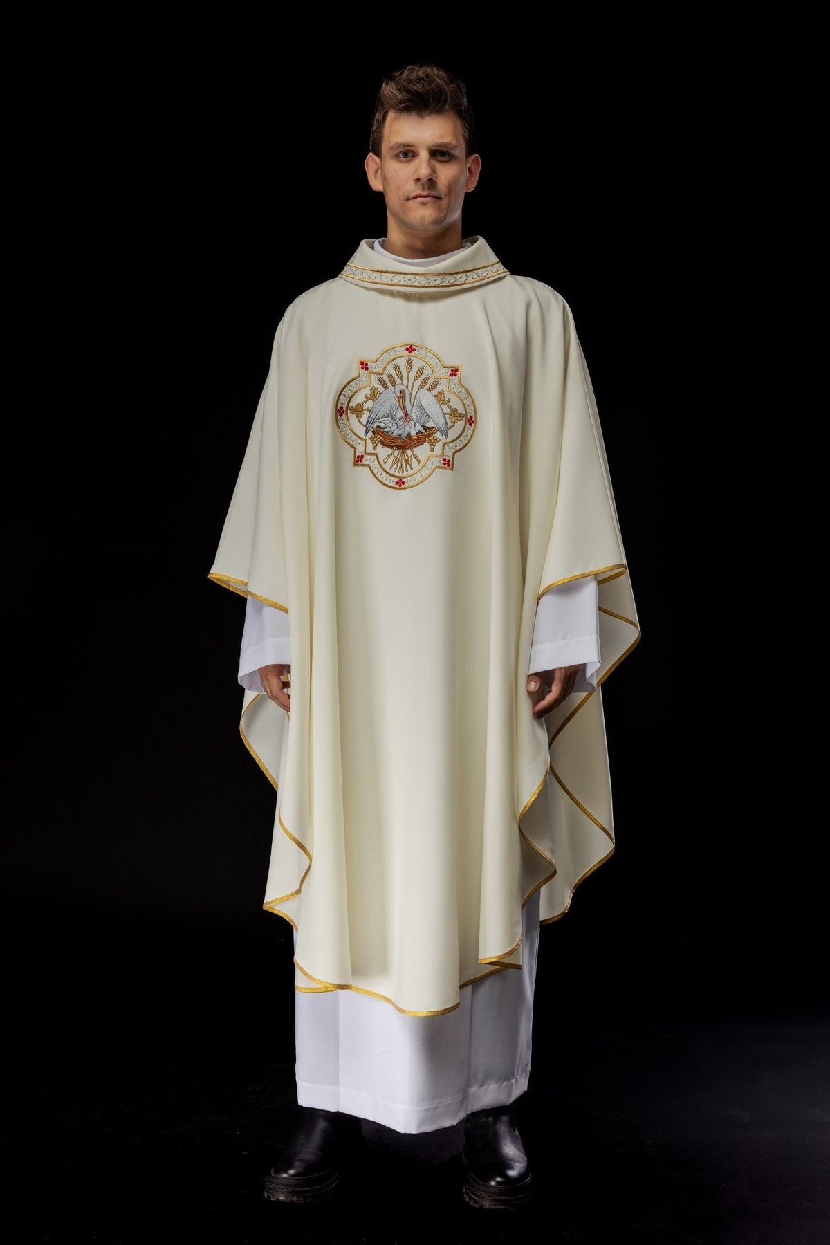 Chasuble brodée avec motif Pélican écru KOR/395/05/01 - CHASUBLES.FR