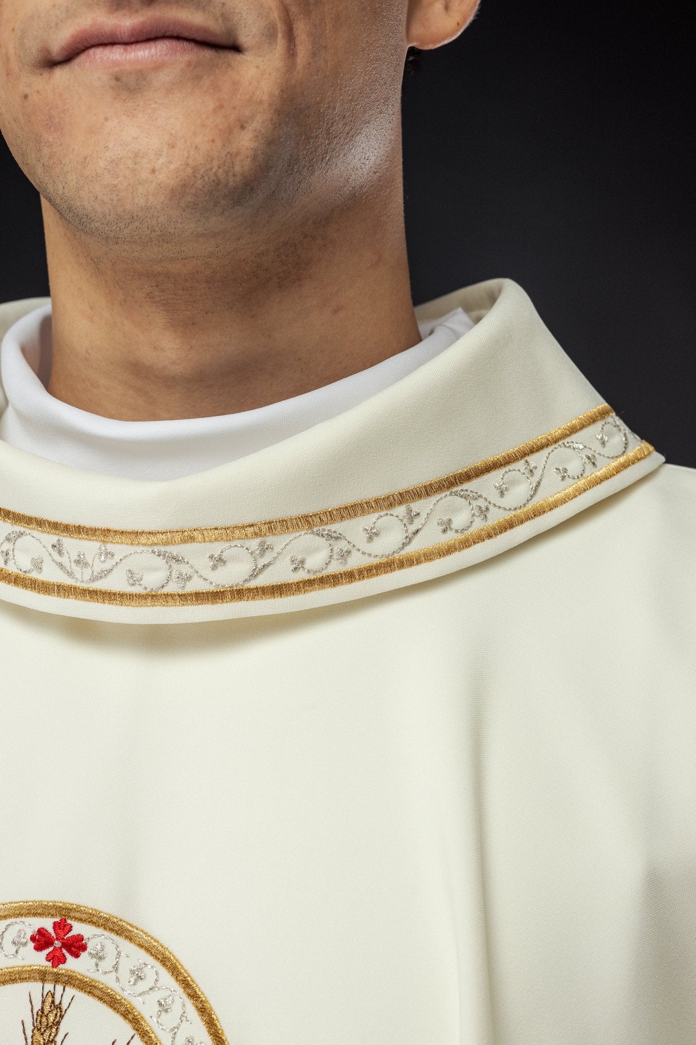 Chasuble brodée avec motif Pélican écru KOR/395/05/01 - CHASUBLES.FR