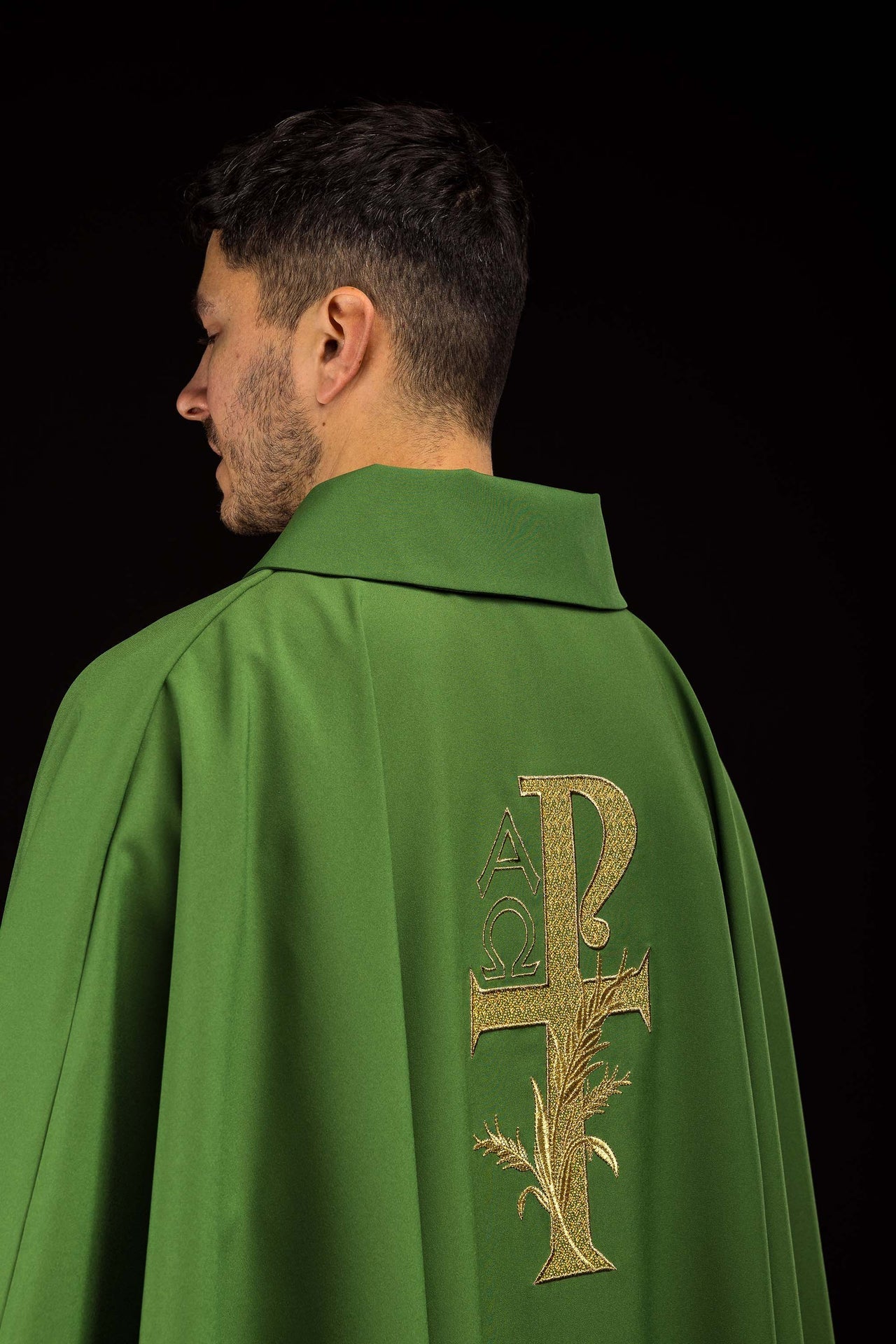 Chasuble brodée avec symbole Alpha et Oméga et large col verte KOK/004/01/12/KARO - CHASUBLES.FR