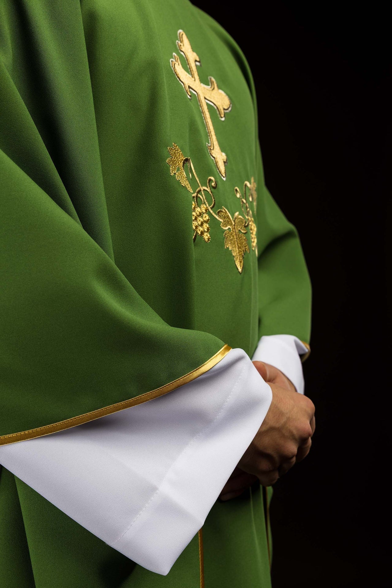 Chasuble brodée avec symbole de croix et large col verte KOK/001/01/12/KARO - CHASUBLES.FR