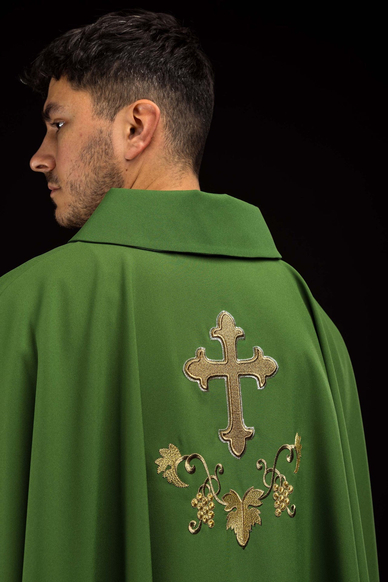 Chasuble brodée avec symbole de croix et large col verte KOK/001/01/12/KARO - CHASUBLES.FR