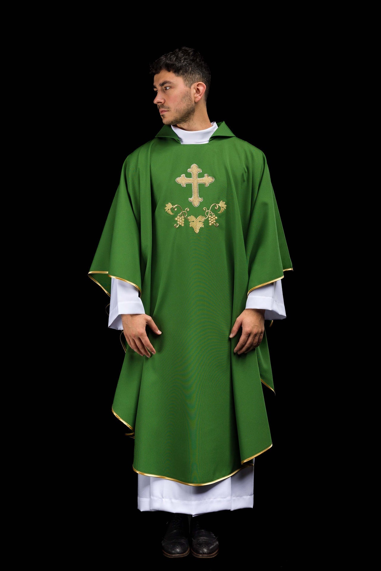 Chasuble brodée avec symbole de croix et large col verte KOK/001/01/12/KARO - CHASUBLES.FR