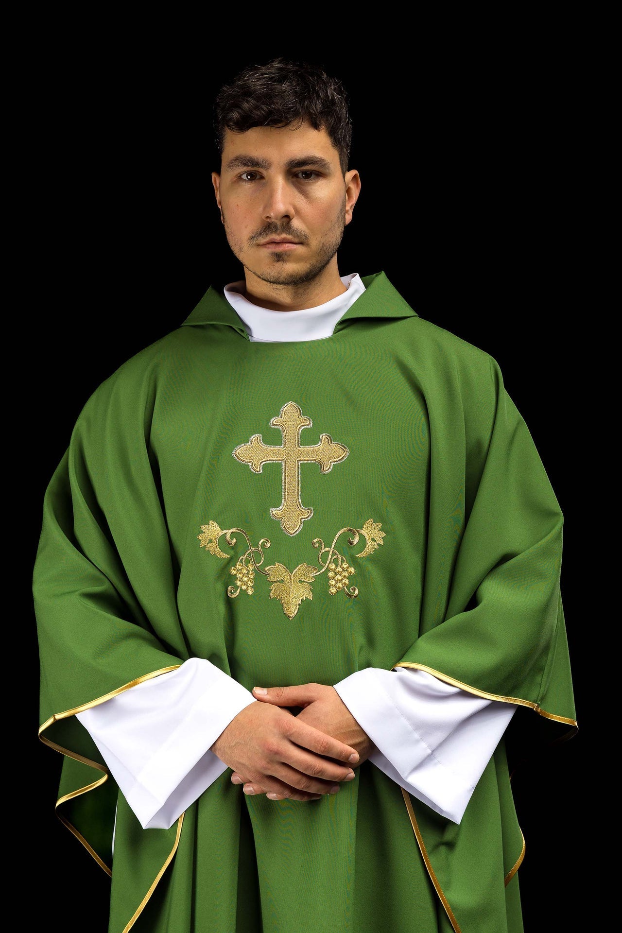 Chasuble brodée avec symbole de croix et large col verte KOK/001/01/12/KARO - CHASUBLES.FR