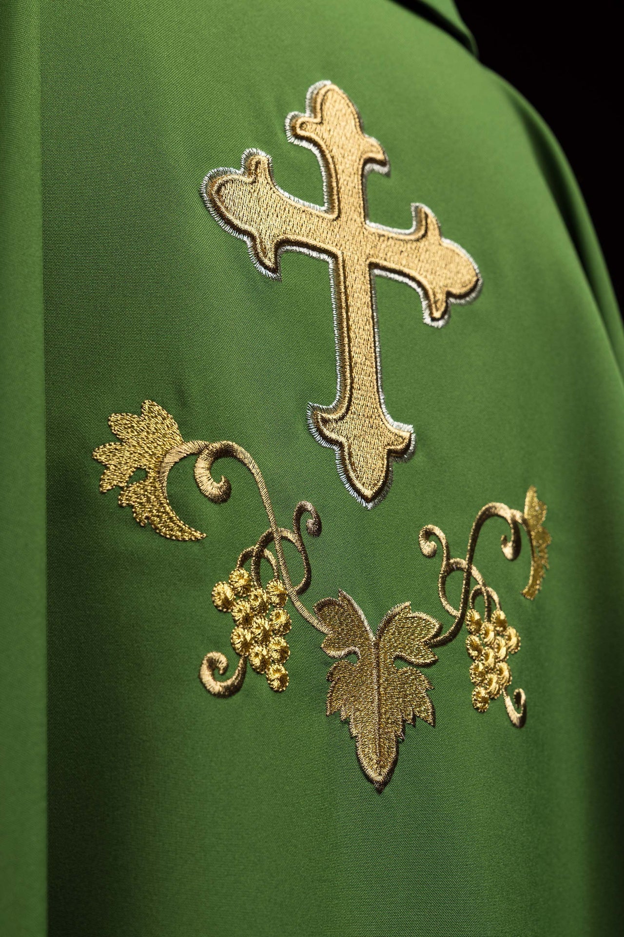 Chasuble brodée avec symbole de croix et large col verte KOK/001/01/12/KARO - CHASUBLES.FR