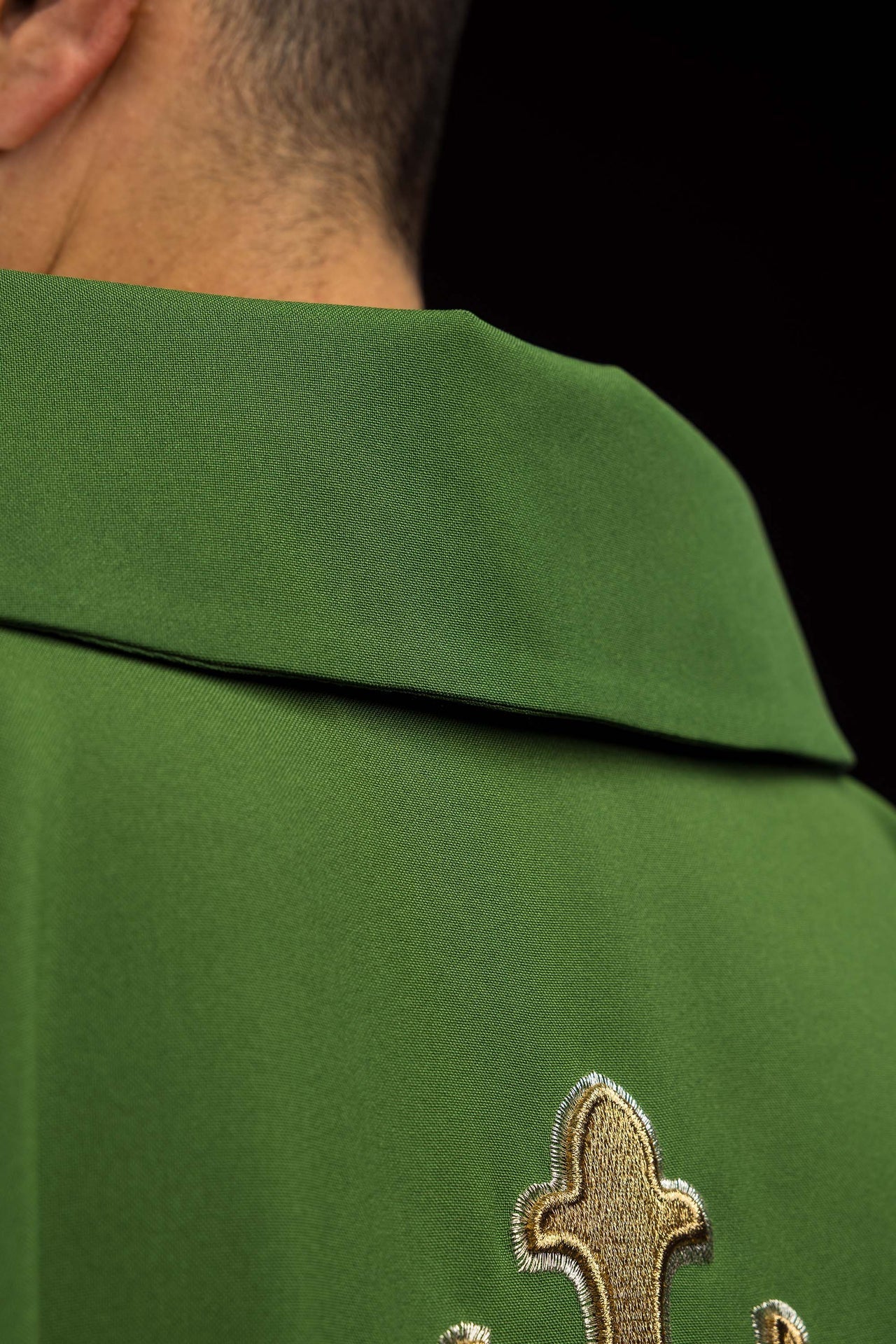 Chasuble brodée avec symbole de croix et large col verte KOK/001/01/12/KARO - CHASUBLES.FR