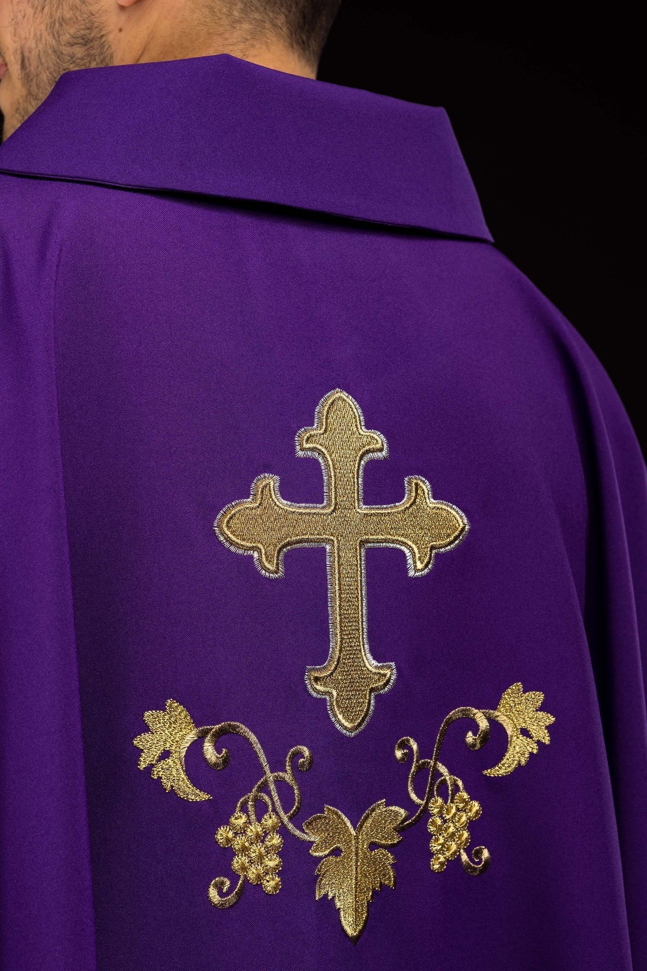 Chasuble brodée avec symbole de la croix et large col violet KOK/001/03/12/KARO - CHASUBLES.FR