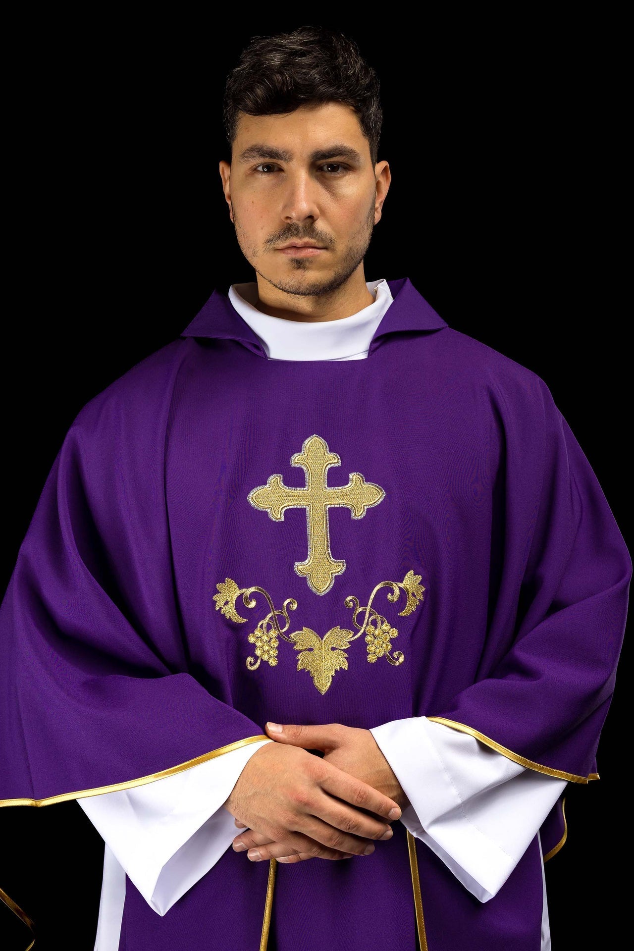 Chasuble brodée avec symbole de la croix et large col violet KOK/001/03/12/KARO - CHASUBLES.FR