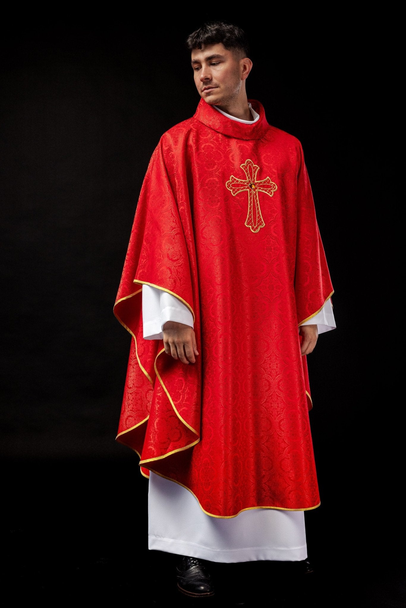 Chasuble brodée avec symbole de la croix Rouge KOR/227/02/11 - CHASUBLES.FR