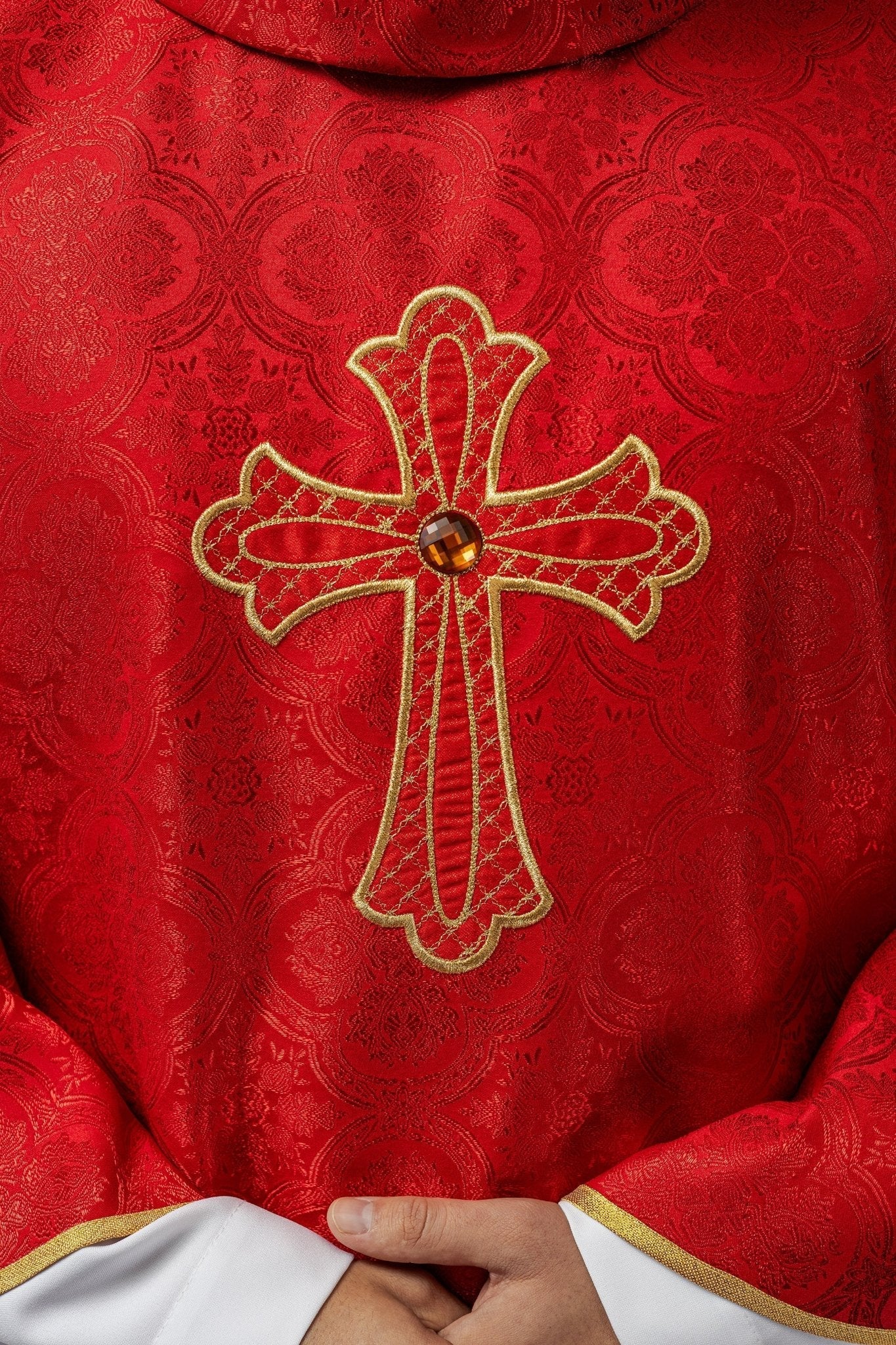Chasuble brodée avec symbole de la croix Rouge KOR/227/02/11 - CHASUBLES.FR