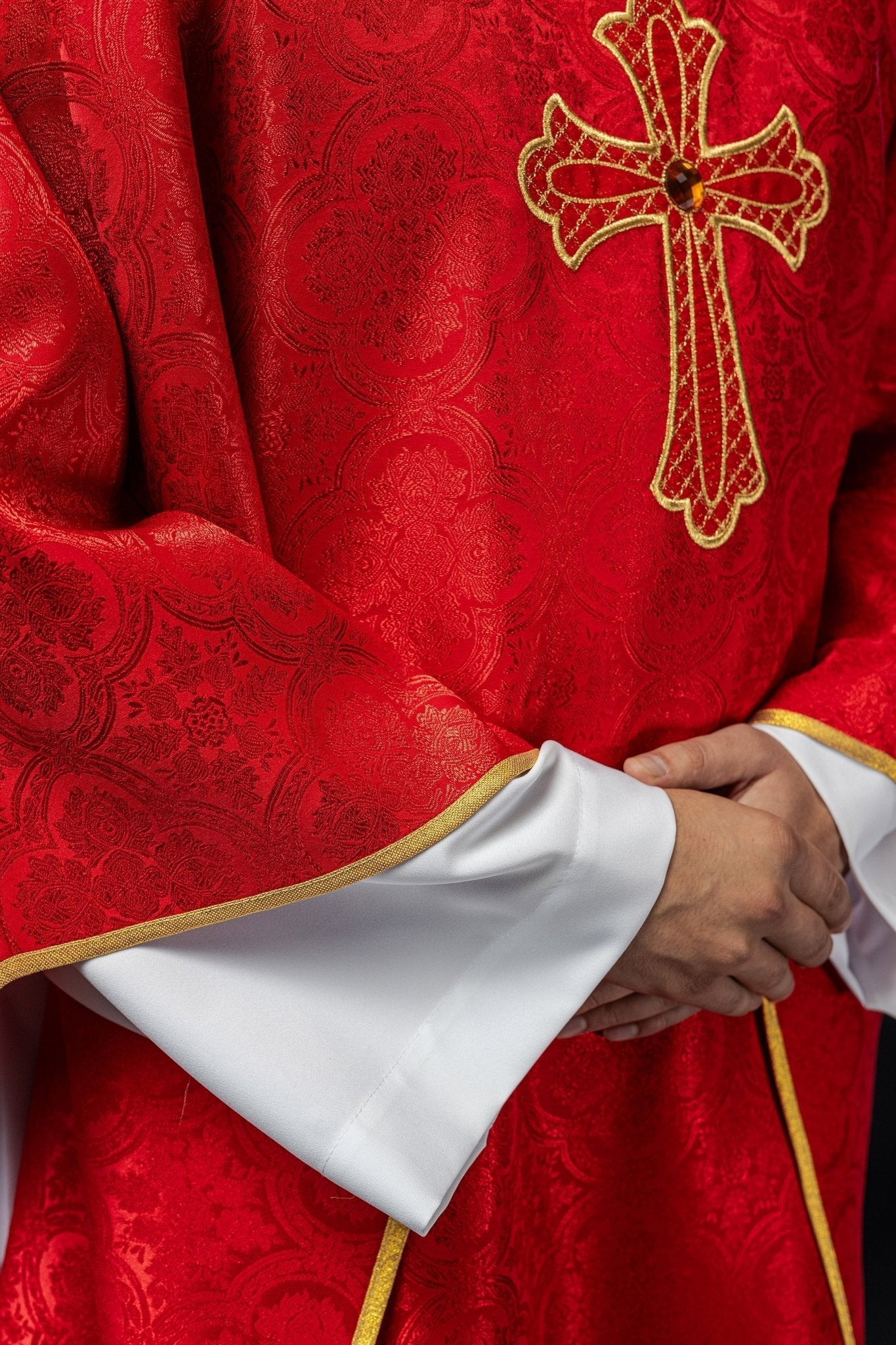 Chasuble brodée avec symbole de la croix Rouge KOR/227/02/11 - CHASUBLES.FR