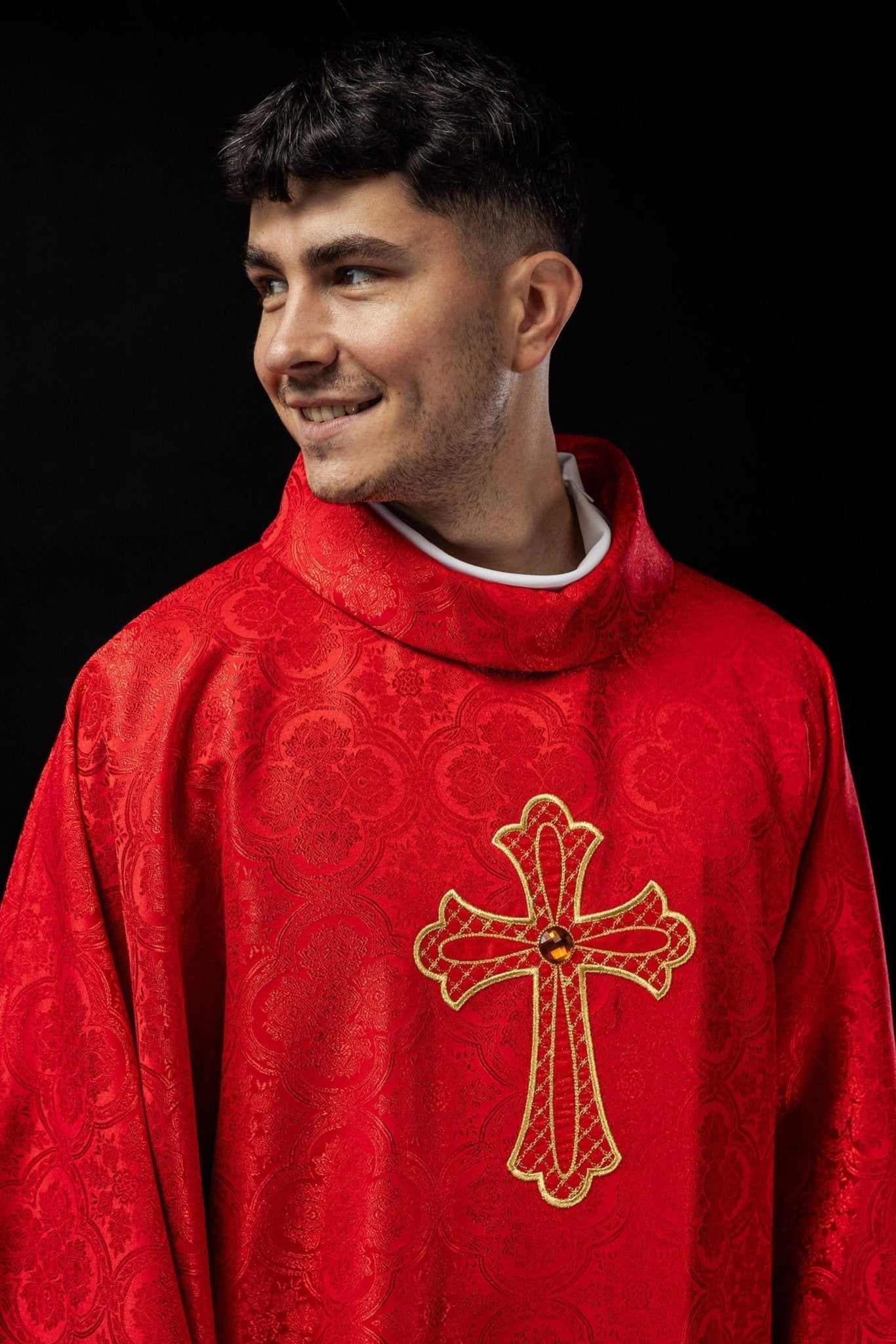 Chasuble brodée avec symbole de la croix Rouge KOR/227/02/11 - CHASUBLES.FR