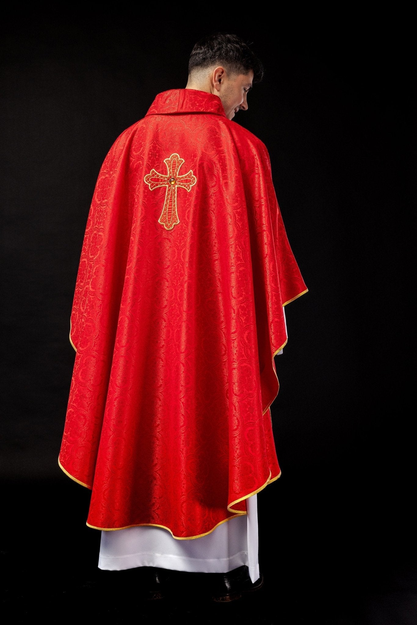 Chasuble brodée avec symbole de la croix Rouge KOR/227/02/11 - CHASUBLES.FR