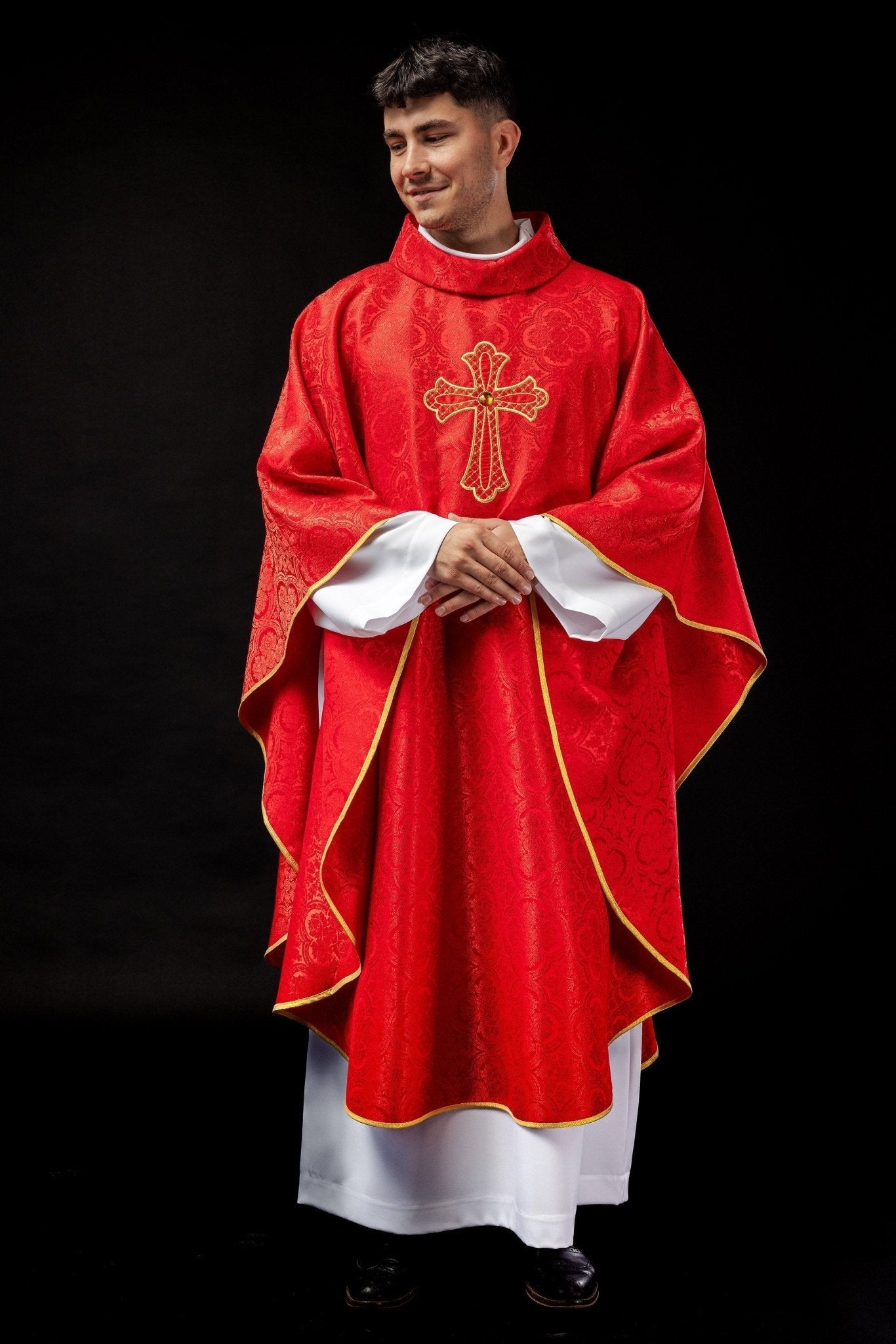 Chasuble brodée avec symbole de la croix Rouge KOR/227/02/11 - CHASUBLES.FR