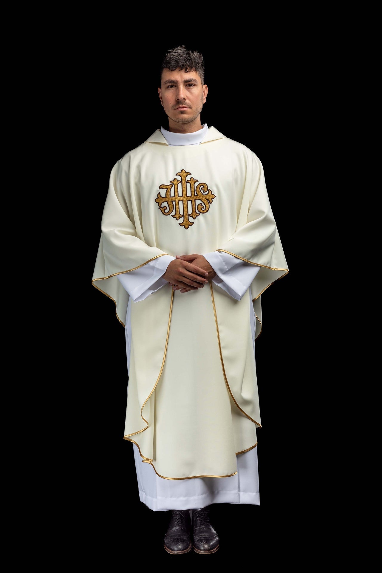 Chasuble brodée avec symbole JHS et large col écrue KOK/005/05/12/KARO - CHASUBLES.FR