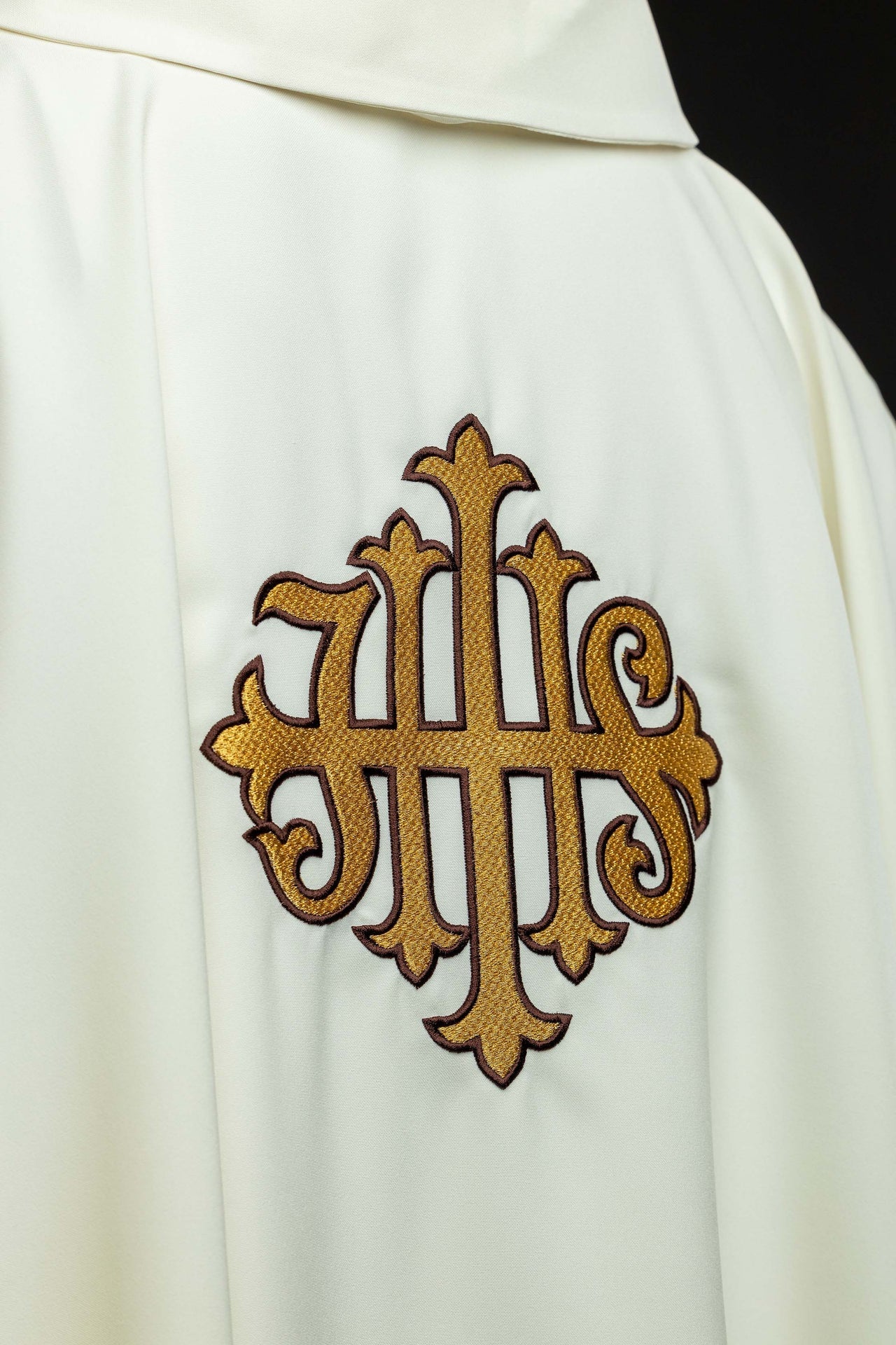 Chasuble brodée avec symbole JHS et large col écrue KOK/005/05/12/KARO - CHASUBLES.FR
