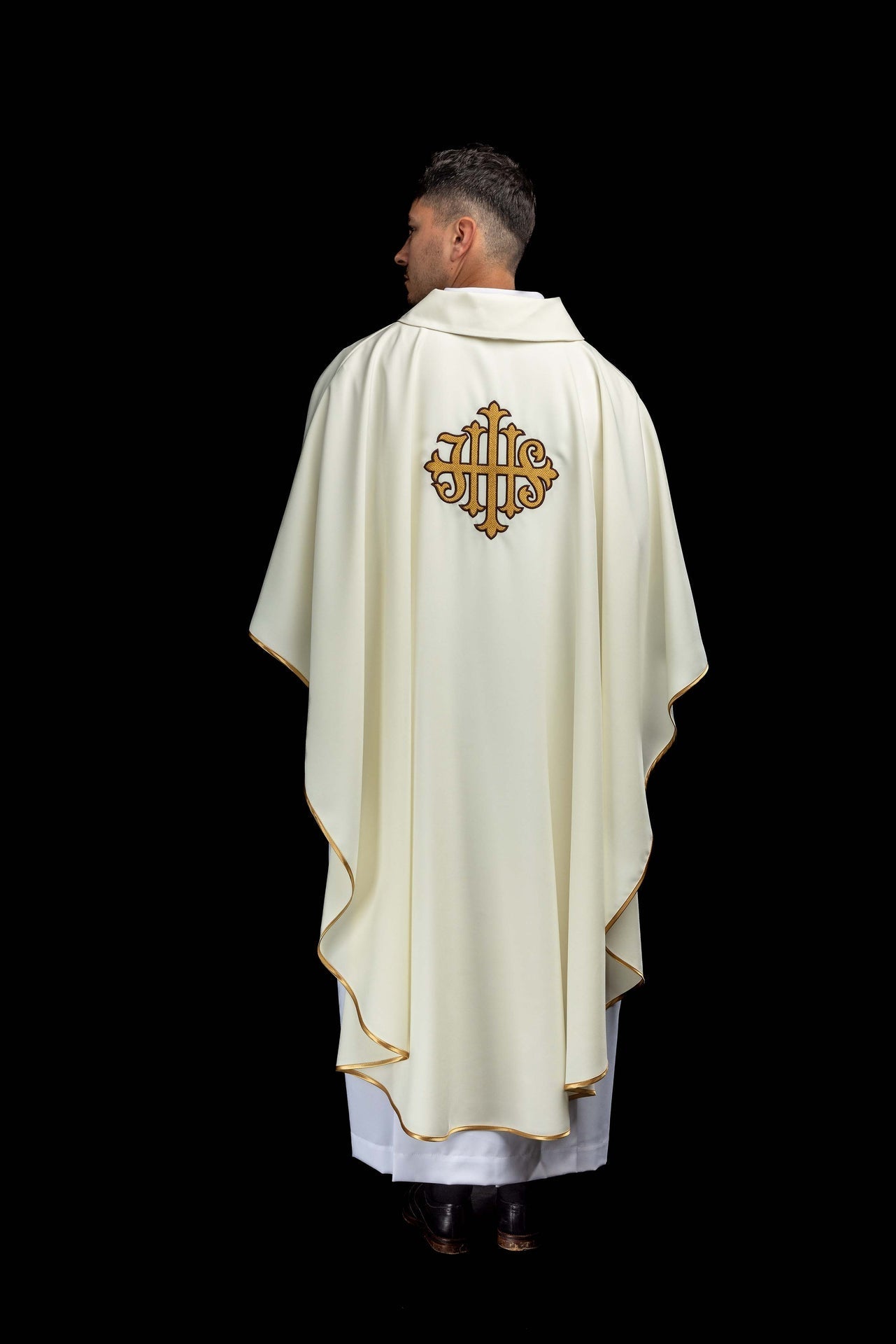 Chasuble brodée avec symbole JHS et large col écrue KOK/005/05/12/KARO - CHASUBLES.FR