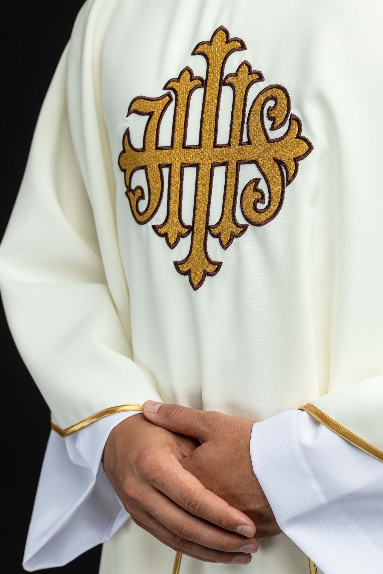 Chasuble brodée avec symbole JHS et large col écrue KOK/005/05/12/KARO - CHASUBLES.FR