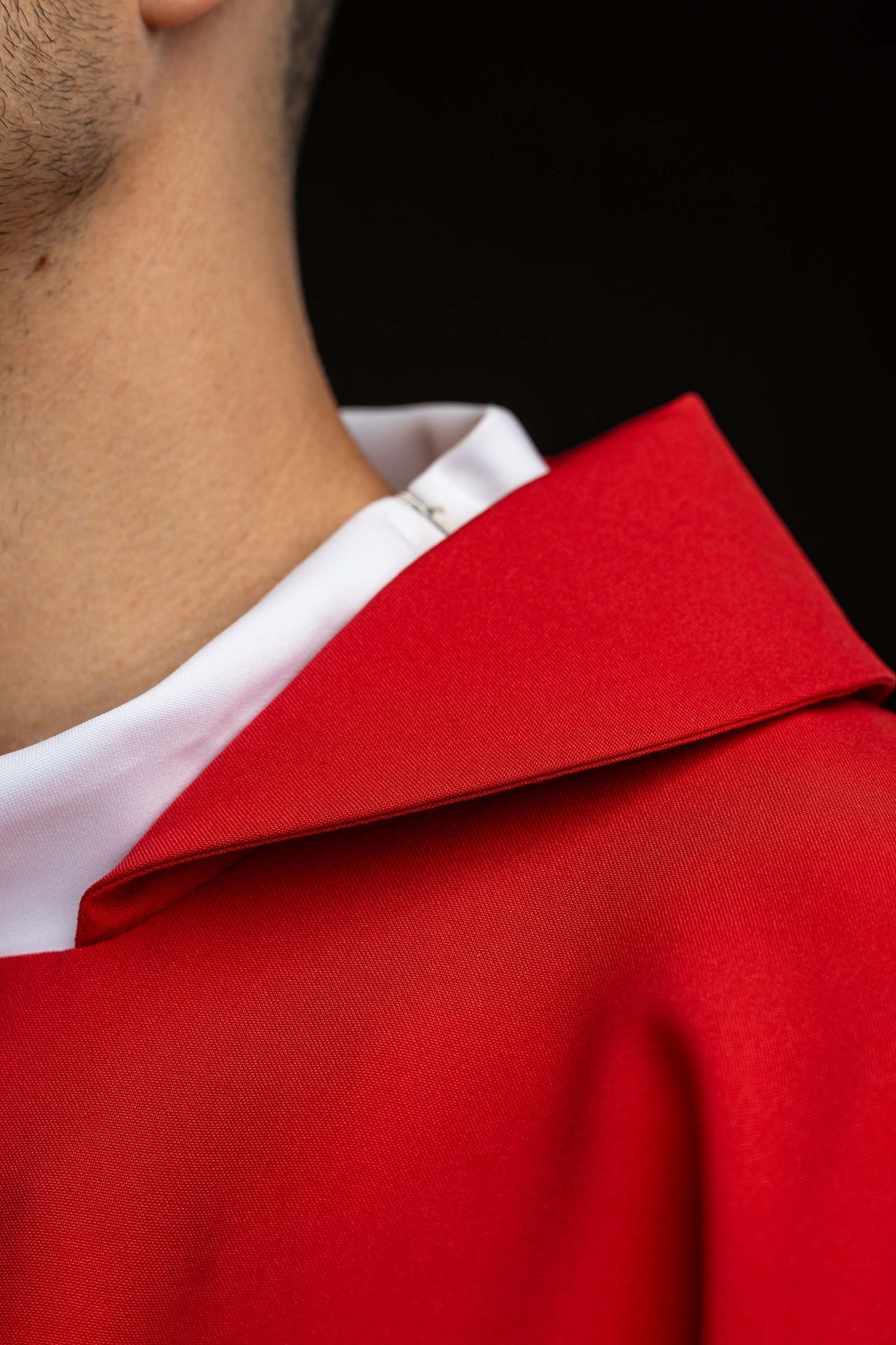 Chasuble brodée avec symbole JHS et large col rouge KOK/005/02/12/KARO - CHASUBLES.FR