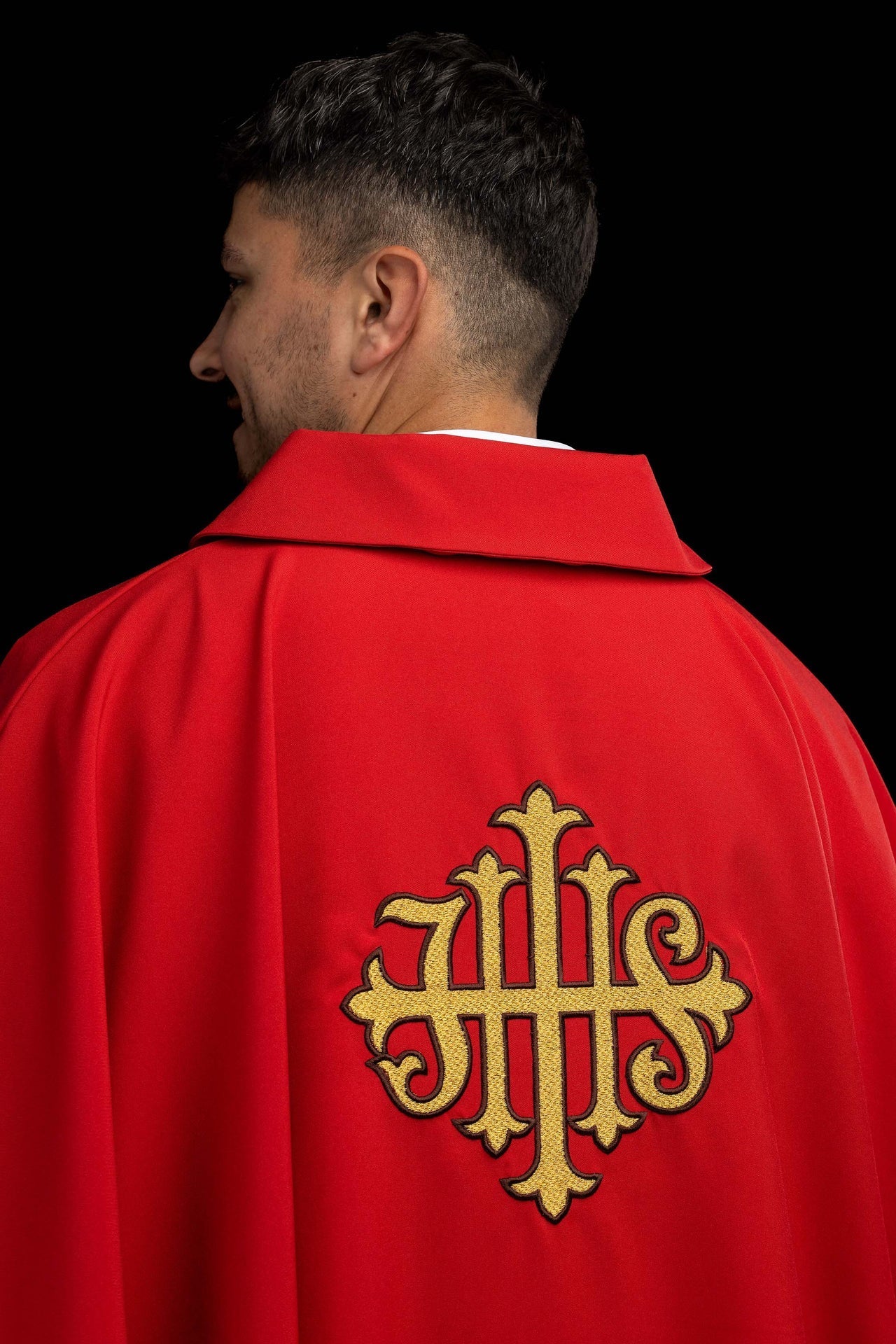 Chasuble brodée avec symbole JHS et large col rouge KOK/005/02/12/KARO - CHASUBLES.FR