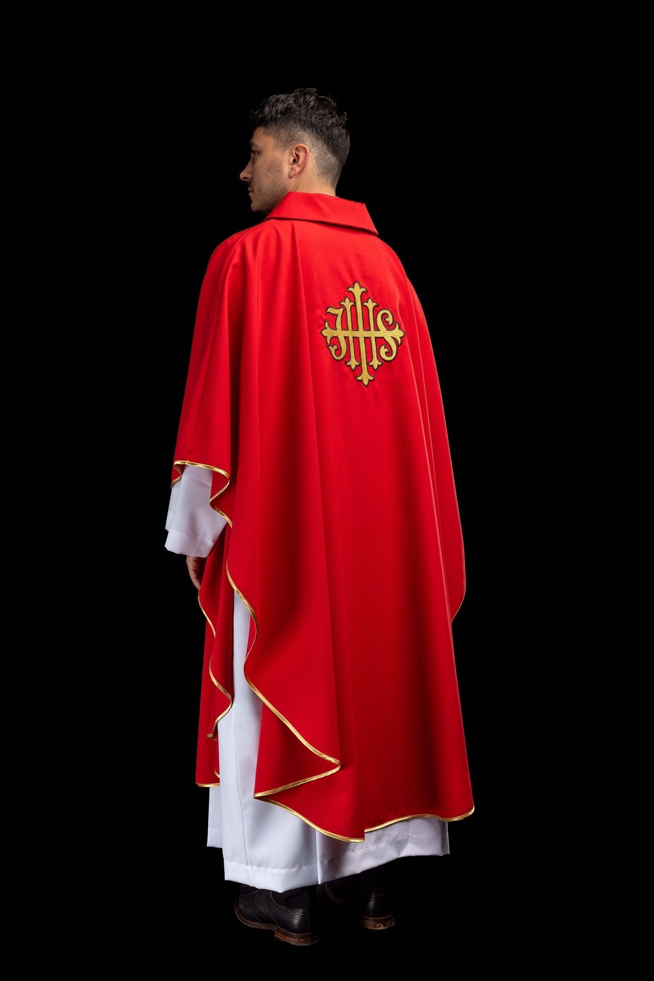 Chasuble brodée avec symbole JHS et large col rouge KOK/005/02/12/KARO - CHASUBLES.FR