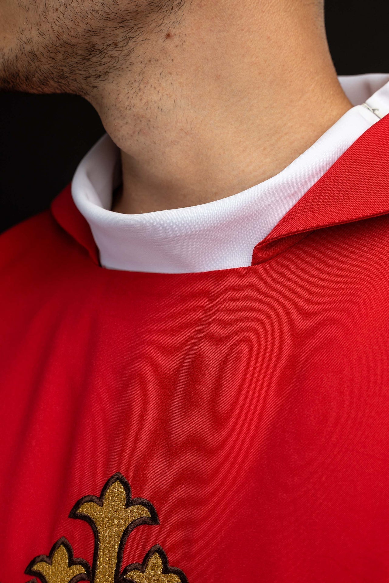 Chasuble brodée avec symbole JHS et large col rouge KOK/005/02/12/KARO - CHASUBLES.FR