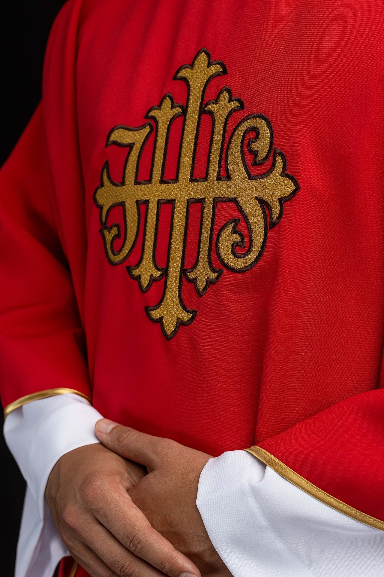 Chasuble brodée avec symbole JHS et large col rouge KOK/005/02/12/KARO - CHASUBLES.FR