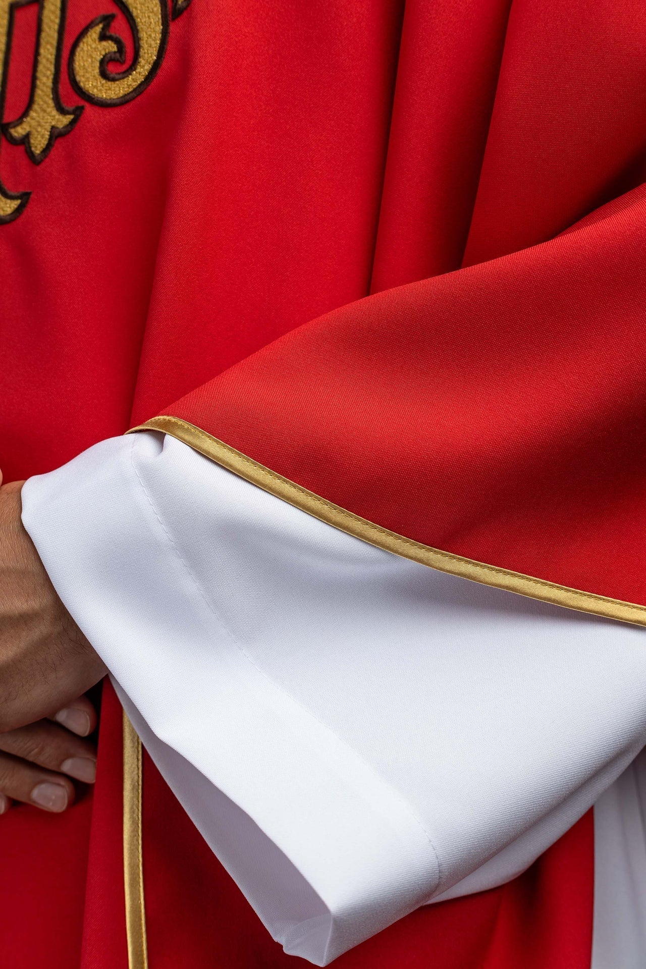 Chasuble brodée avec symbole JHS et large col rouge KOK/005/02/12/KARO - CHASUBLES.FR