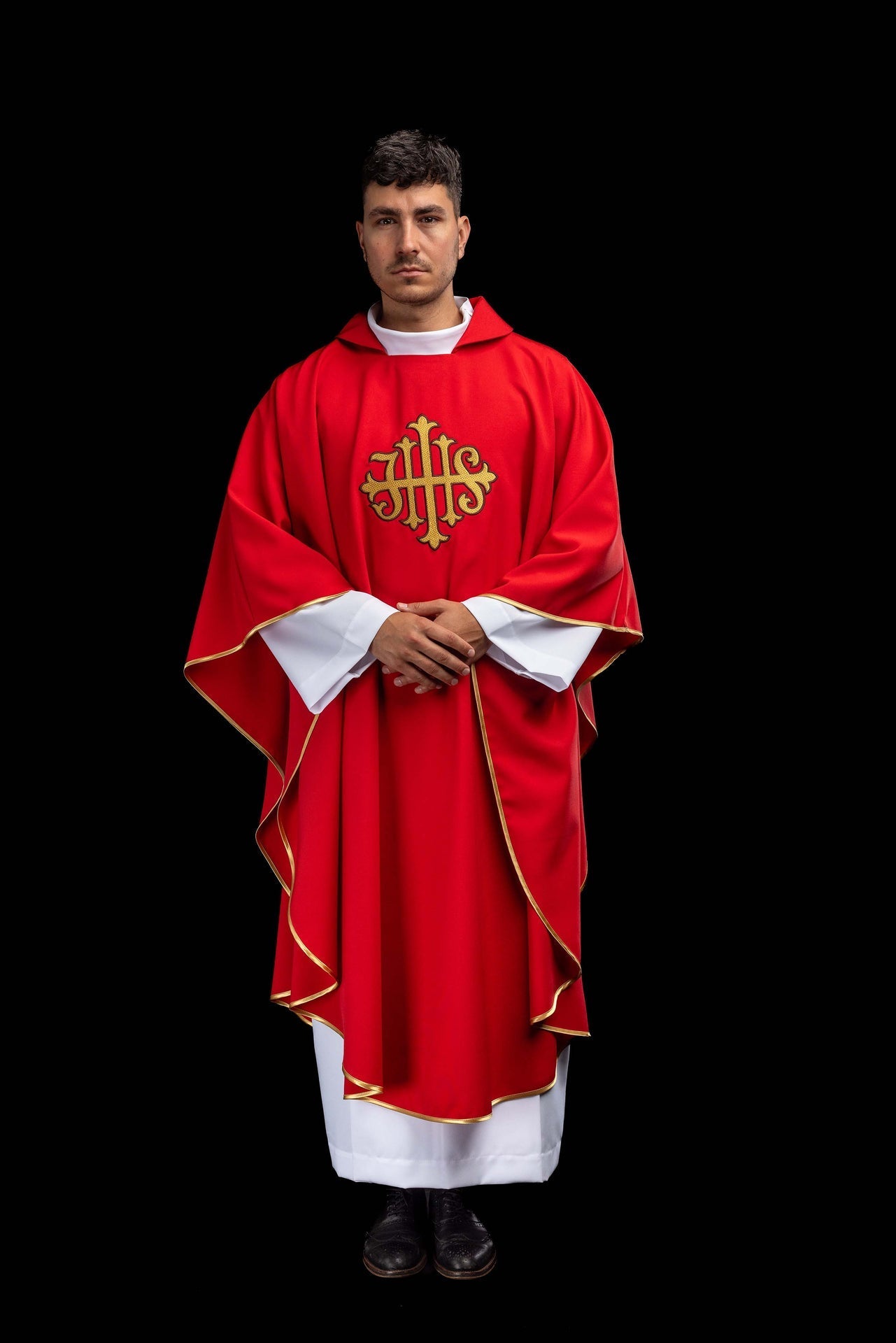 Chasuble brodée avec symbole JHS et large col rouge KOK/005/02/12/KARO - CHASUBLES.FR