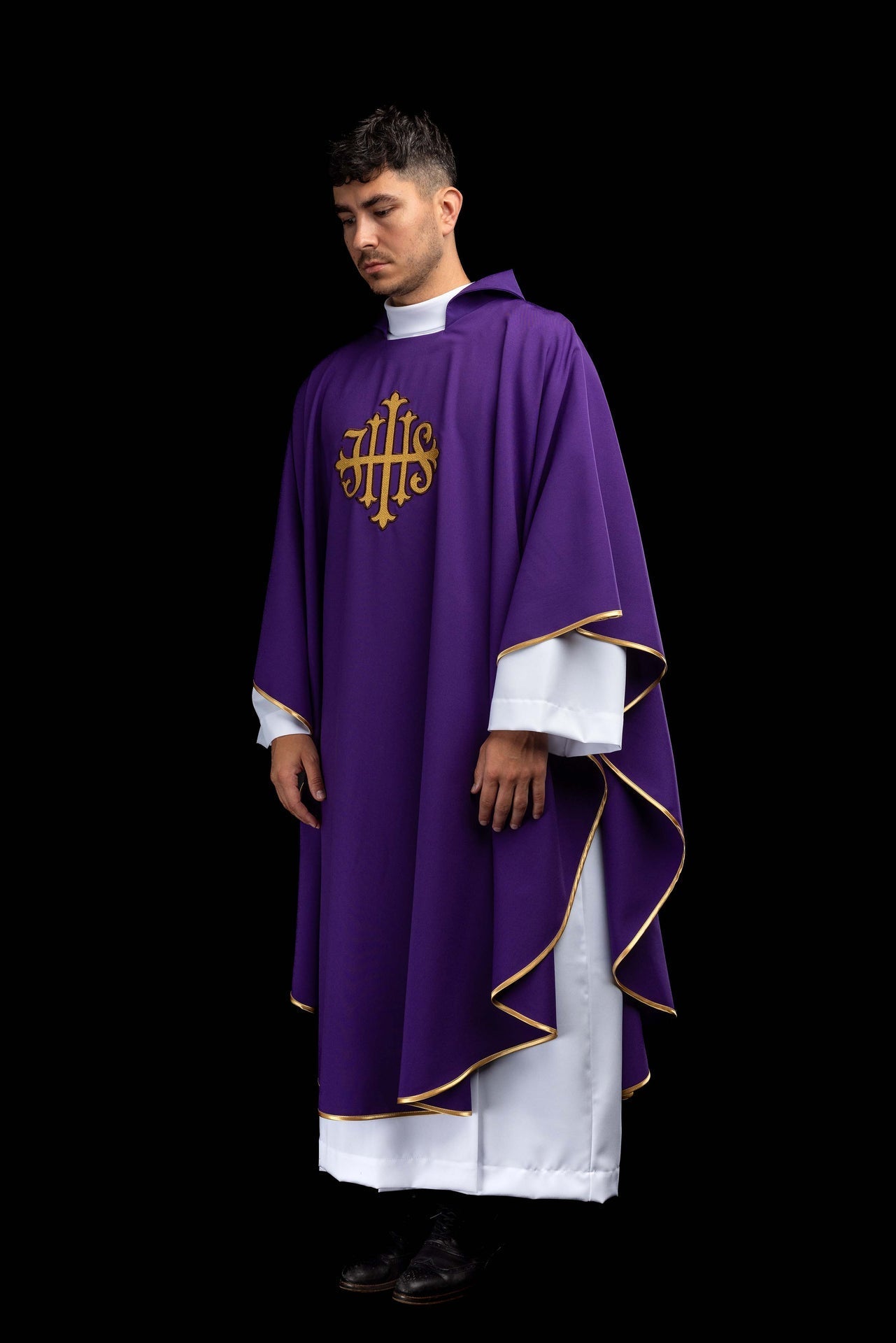Chasuble brodée avec symbole JHS et large col violette KOK/005/03/12/KARO - CHASUBLES.FR
