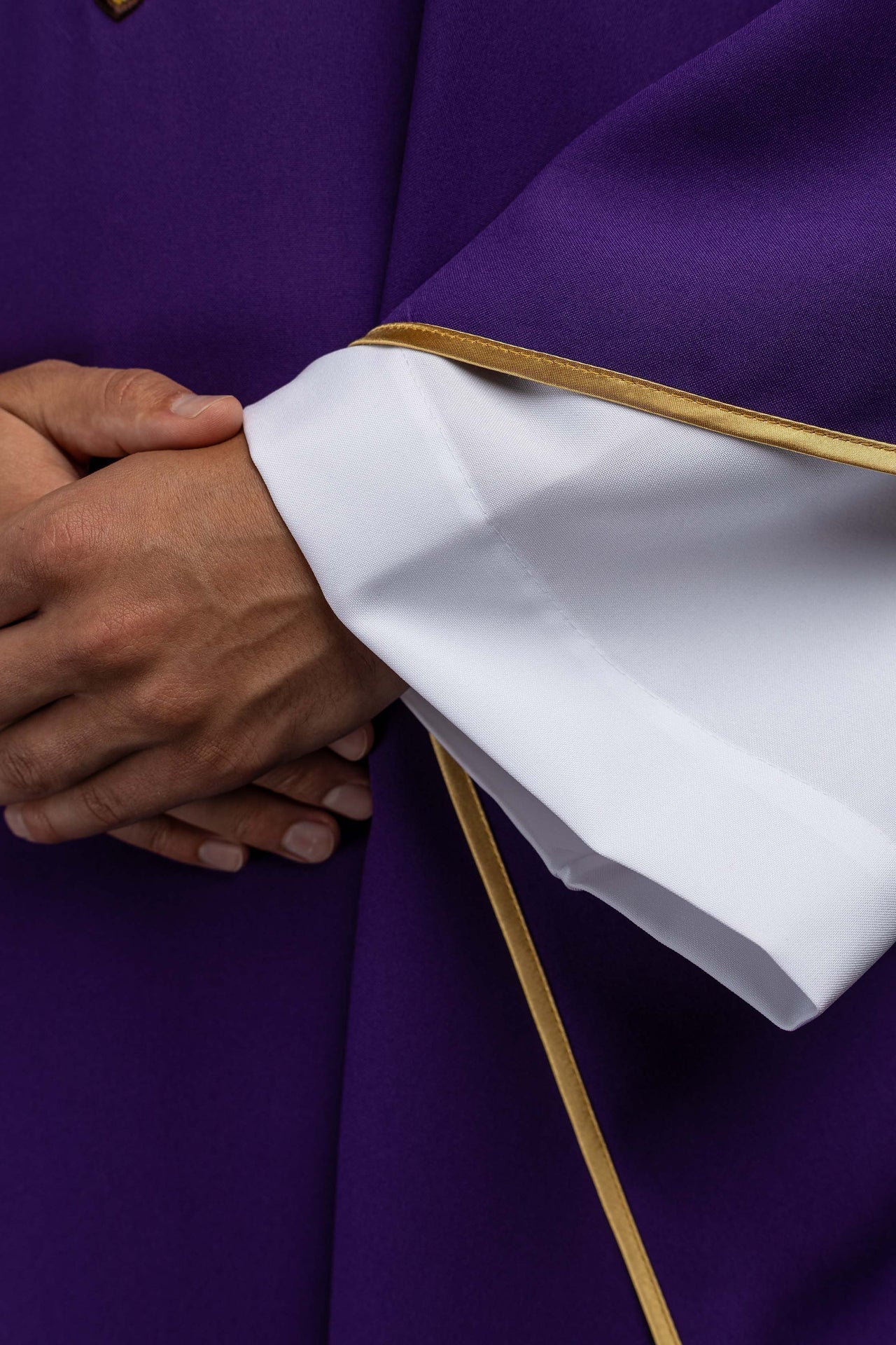 Chasuble brodée avec symbole JHS et large col violette KOK/005/03/12/KARO - CHASUBLES.FR