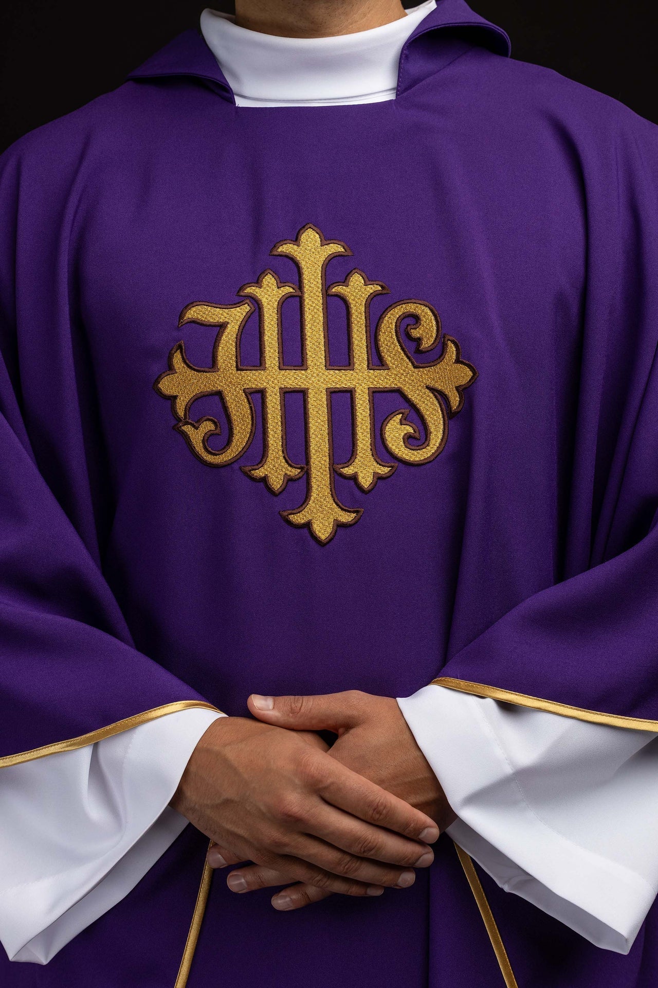 Chasuble brodée avec symbole JHS et large col violette KOK/005/03/12/KARO - CHASUBLES.FR