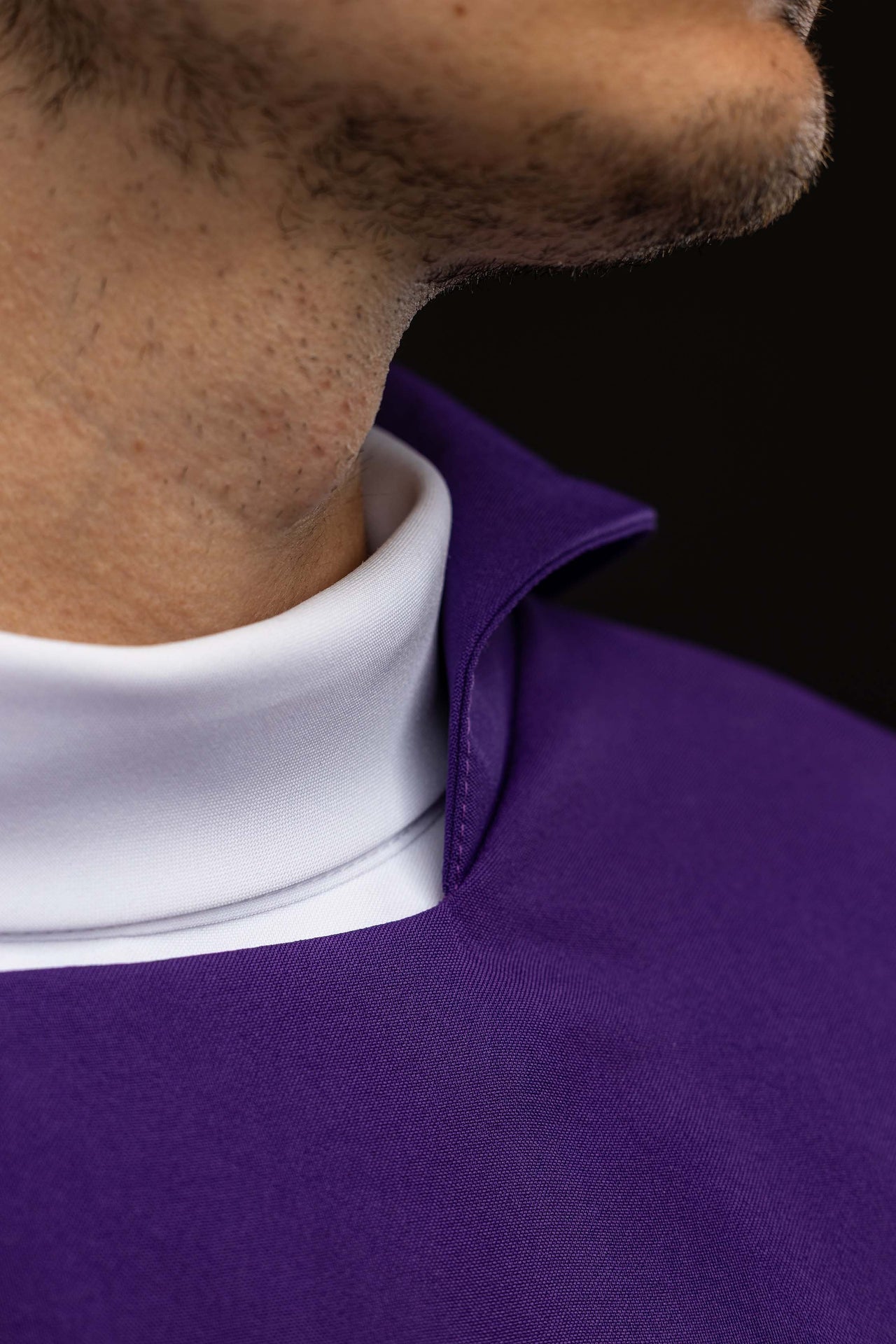 Chasuble brodée avec symbole JHS et large col violette KOK/005/03/12/KARO - CHASUBLES.FR