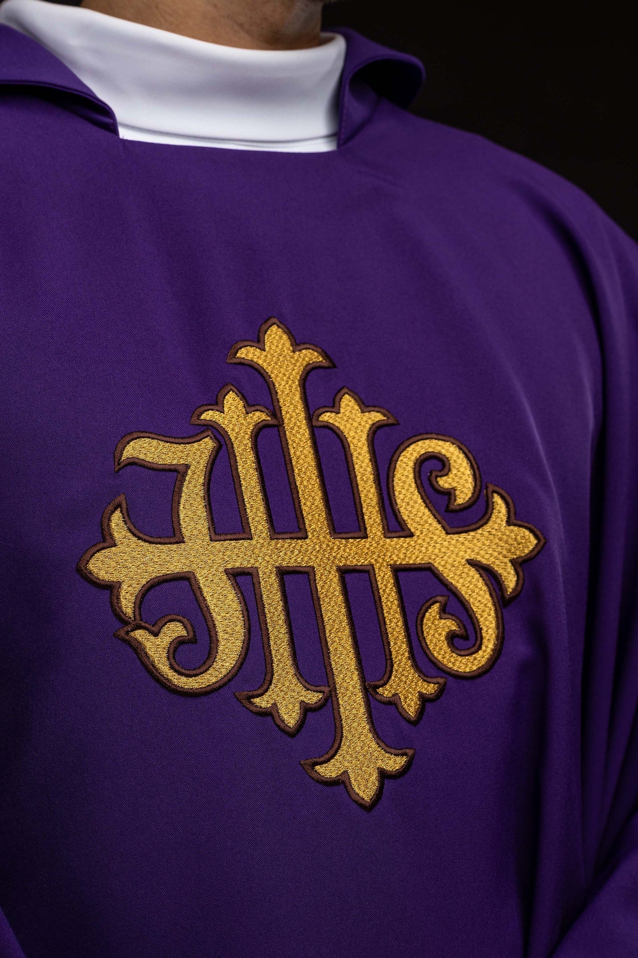 Chasuble brodée avec symbole JHS et large col violette KOK/005/03/12/KARO - CHASUBLES.FR