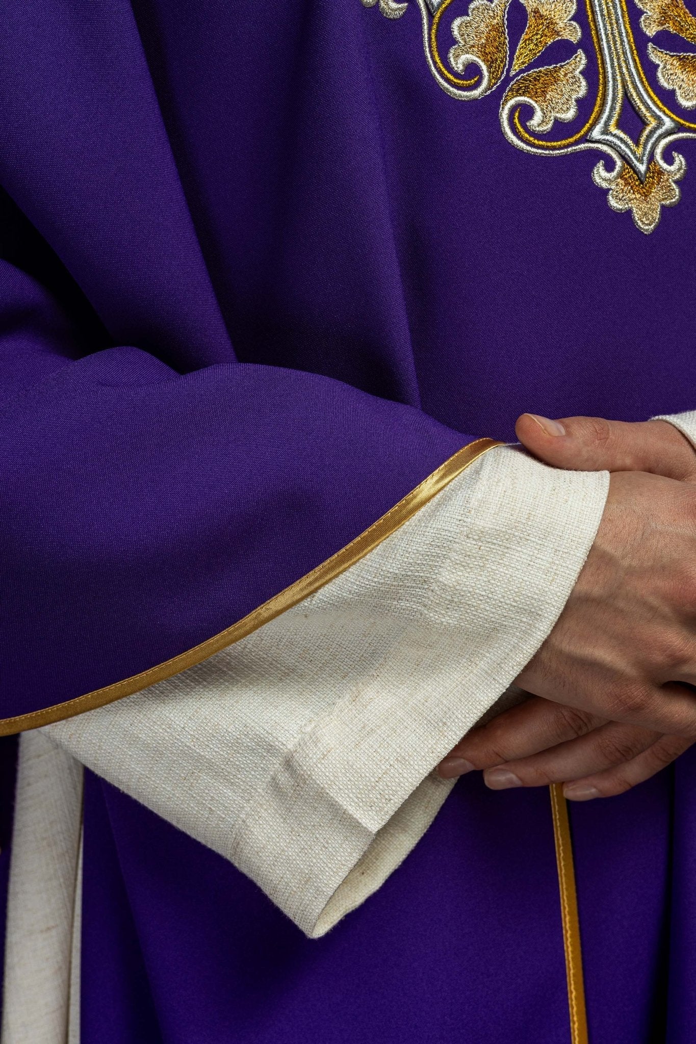 Chasuble brodée avec une croix décorée et un large col, violette KOK/003/03/12/KARO - CHASUBLES.FR