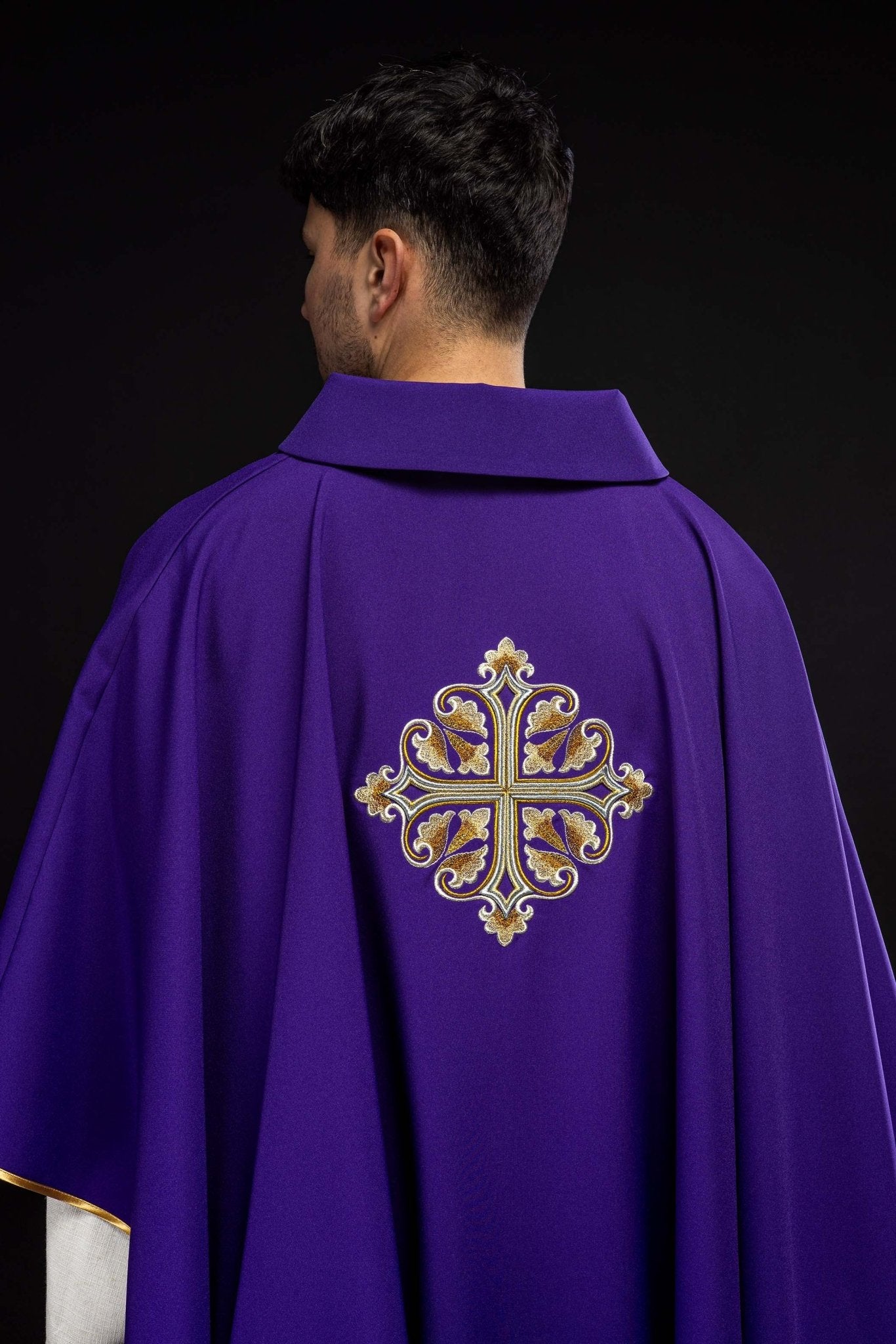 Chasuble brodée avec une croix décorée et un large col, violette KOK/003/03/12/KARO - CHASUBLES.FR
