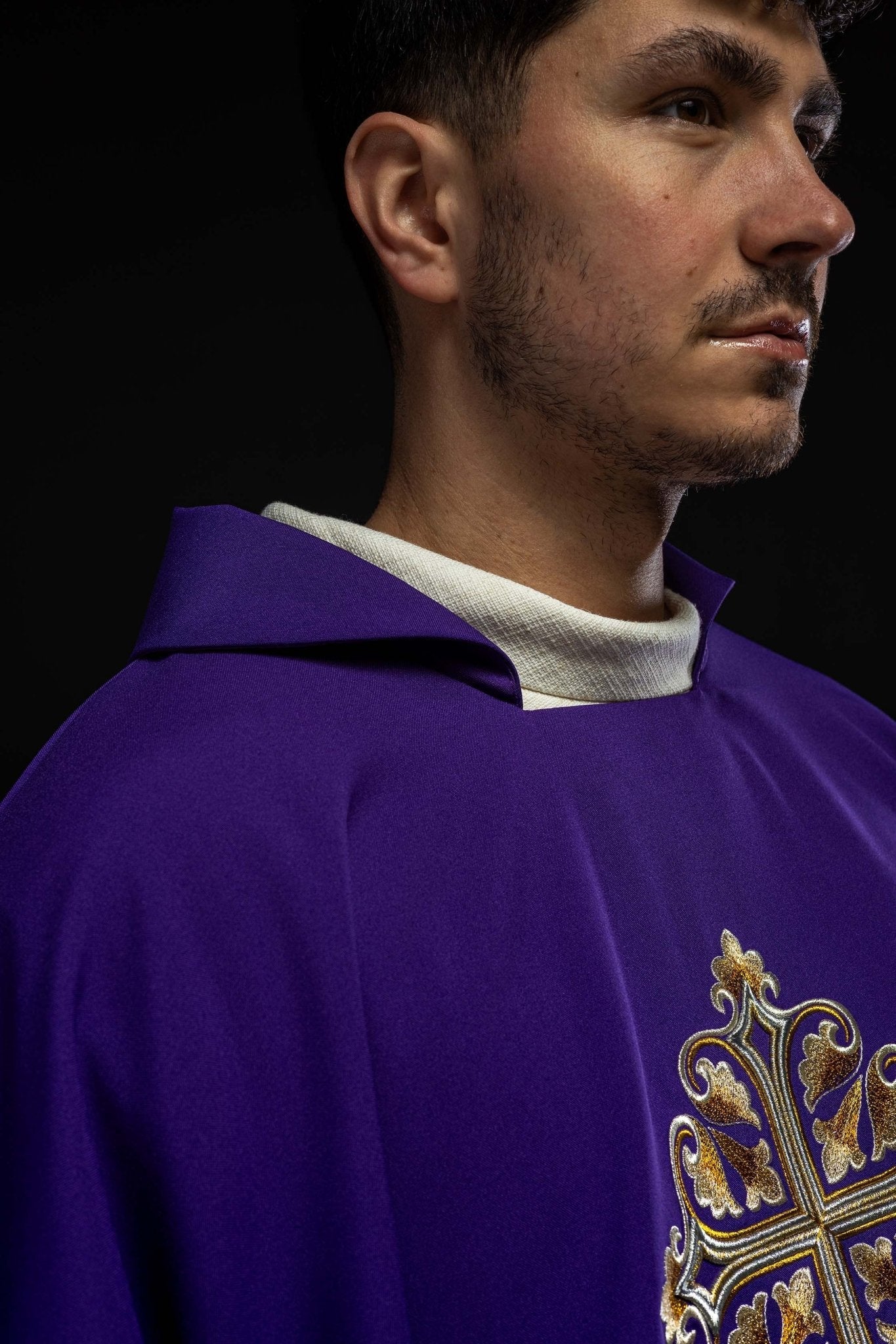 Chasuble brodée avec une croix décorée et un large col, violette KOK/003/03/12/KARO - CHASUBLES.FR