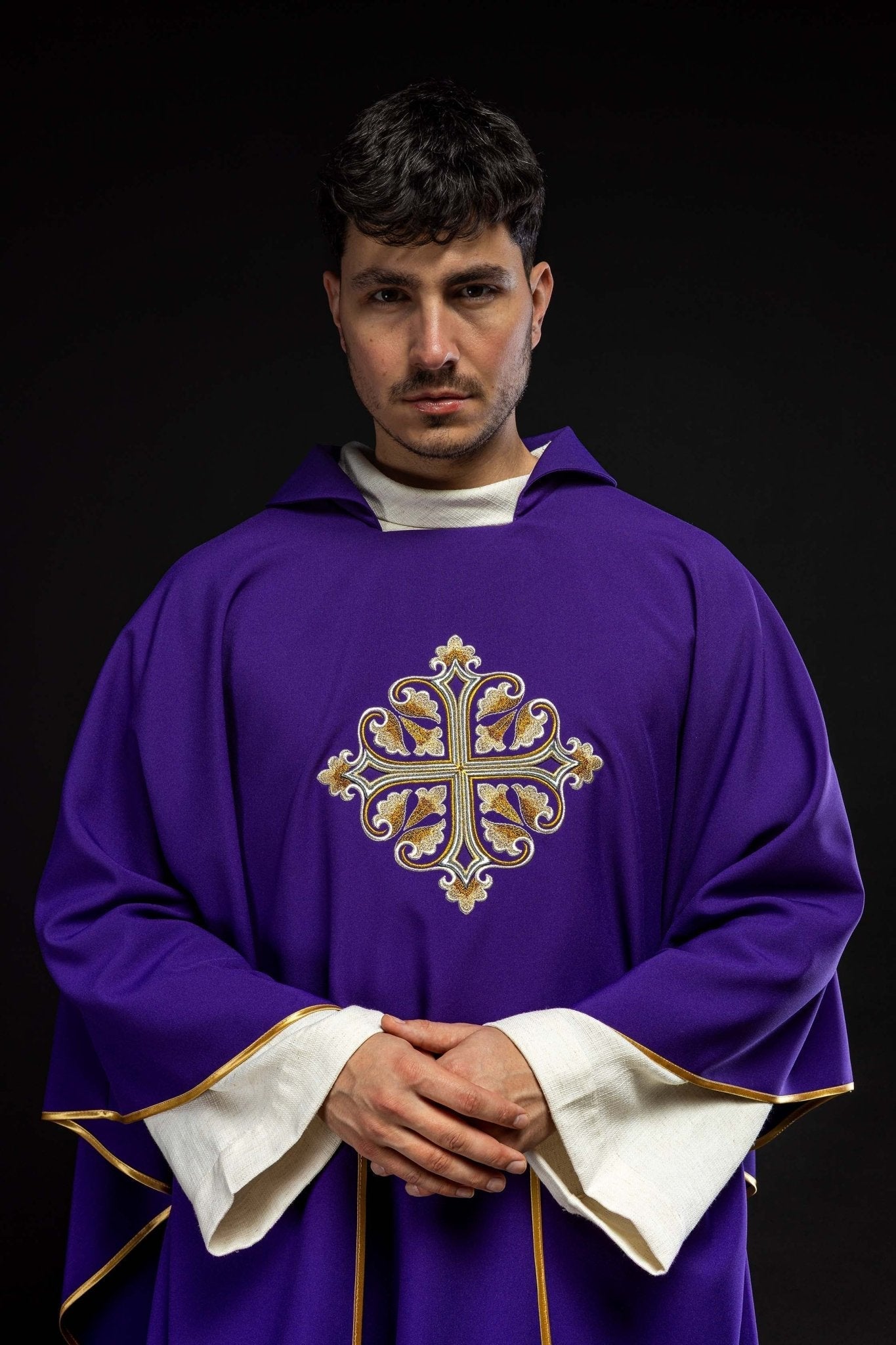 Chasuble brodée avec une croix décorée et un large col, violette KOK/003/03/12/KARO - CHASUBLES.FR