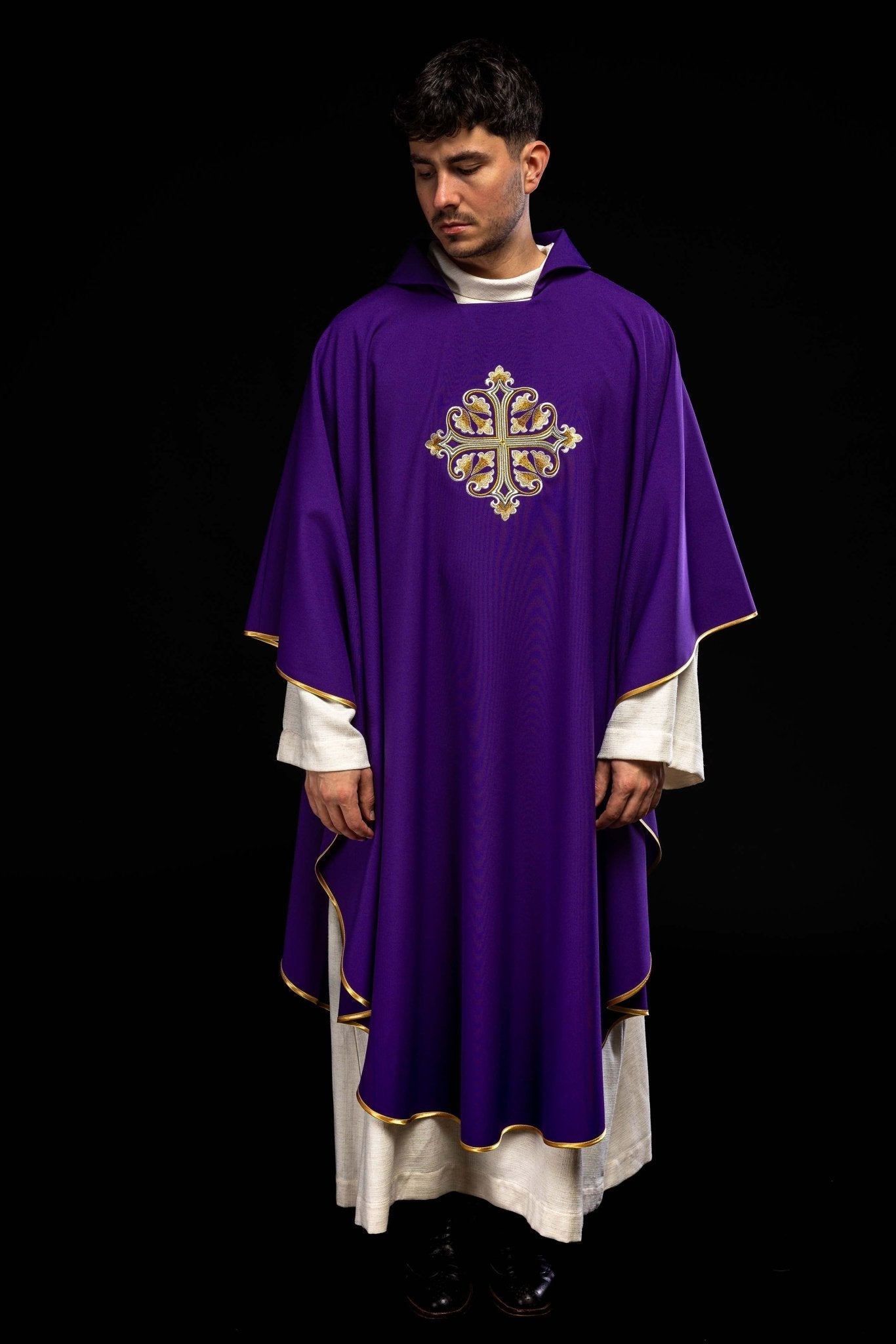 Chasuble brodée avec une croix décorée et un large col, violette KOK/003/03/12/KARO - CHASUBLES.FR