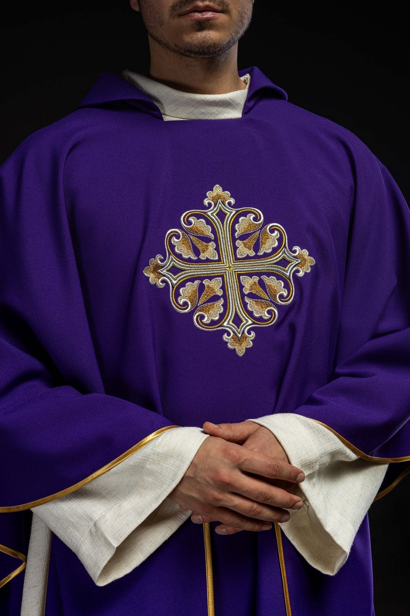 Chasuble brodée avec une croix décorée et un large col, violette KOK/003/03/12/KARO - CHASUBLES.FR
