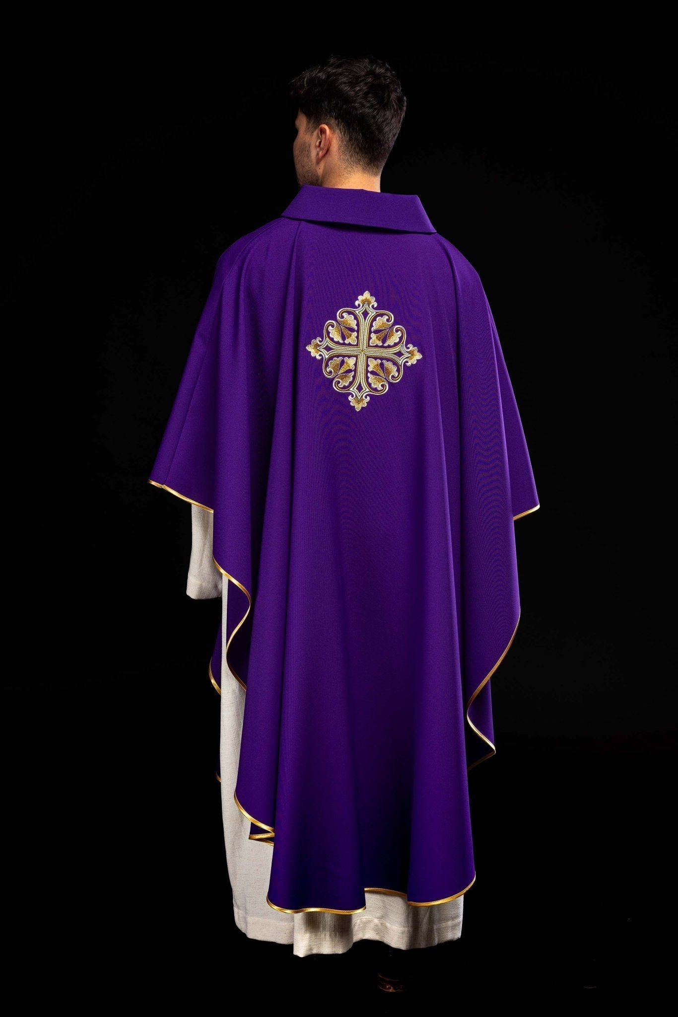 Chasuble brodée avec une croix décorée et un large col, violette KOK/003/03/12/KARO - CHASUBLES.FR