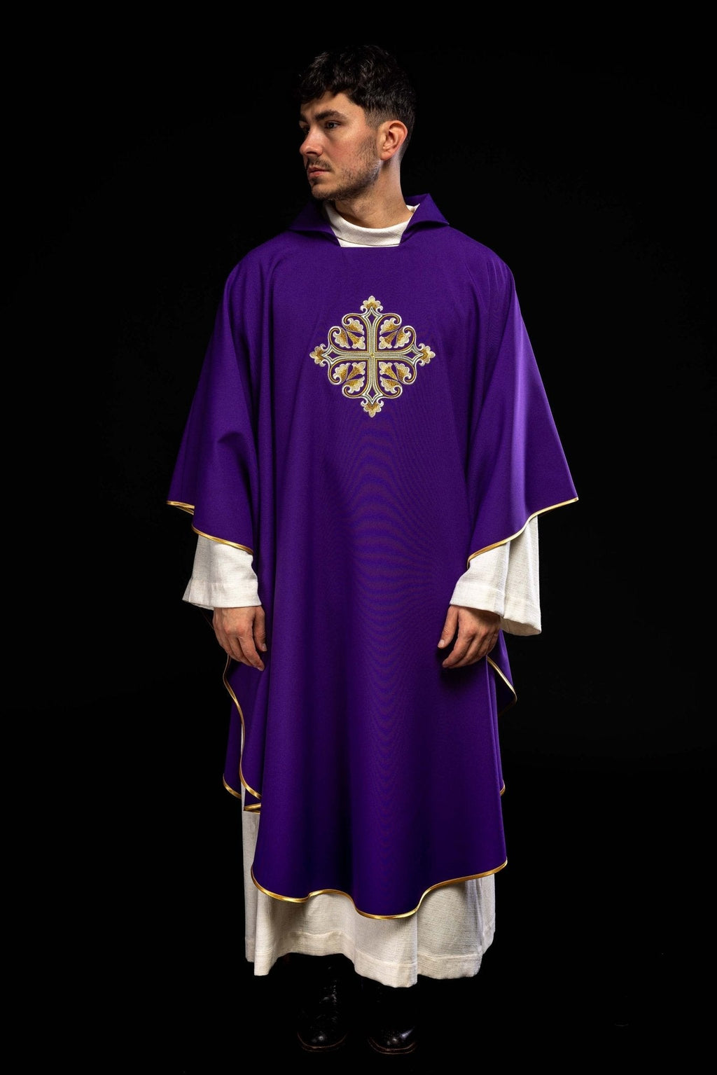 Chasuble brodée avec une croix décorée et un large col, violette KOK/003/03/12/KARO - CHASUBLES.FR