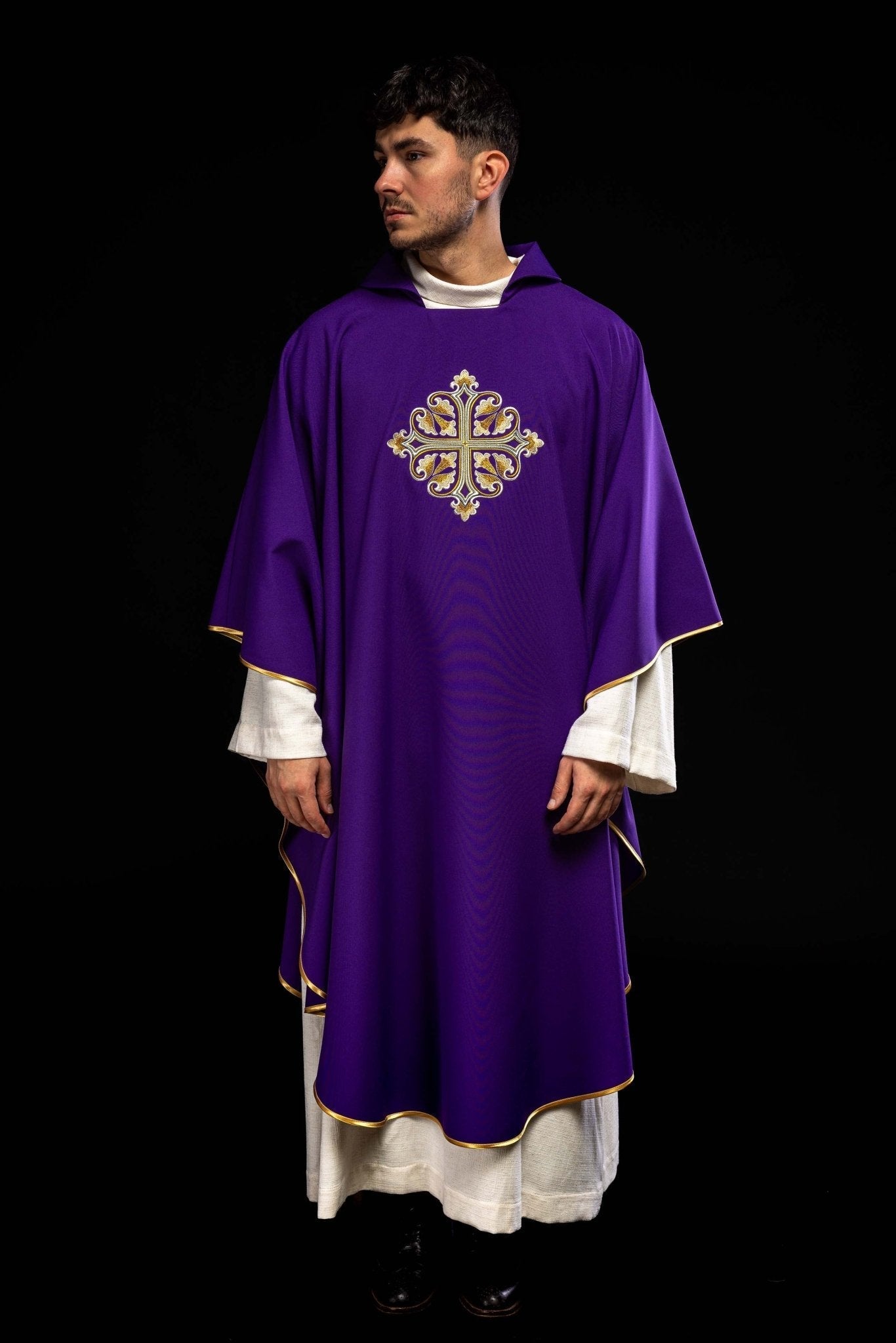 Chasuble brodée avec une croix décorée et un large col, violette KOK/003/03/12/KARO - CHASUBLES.FR