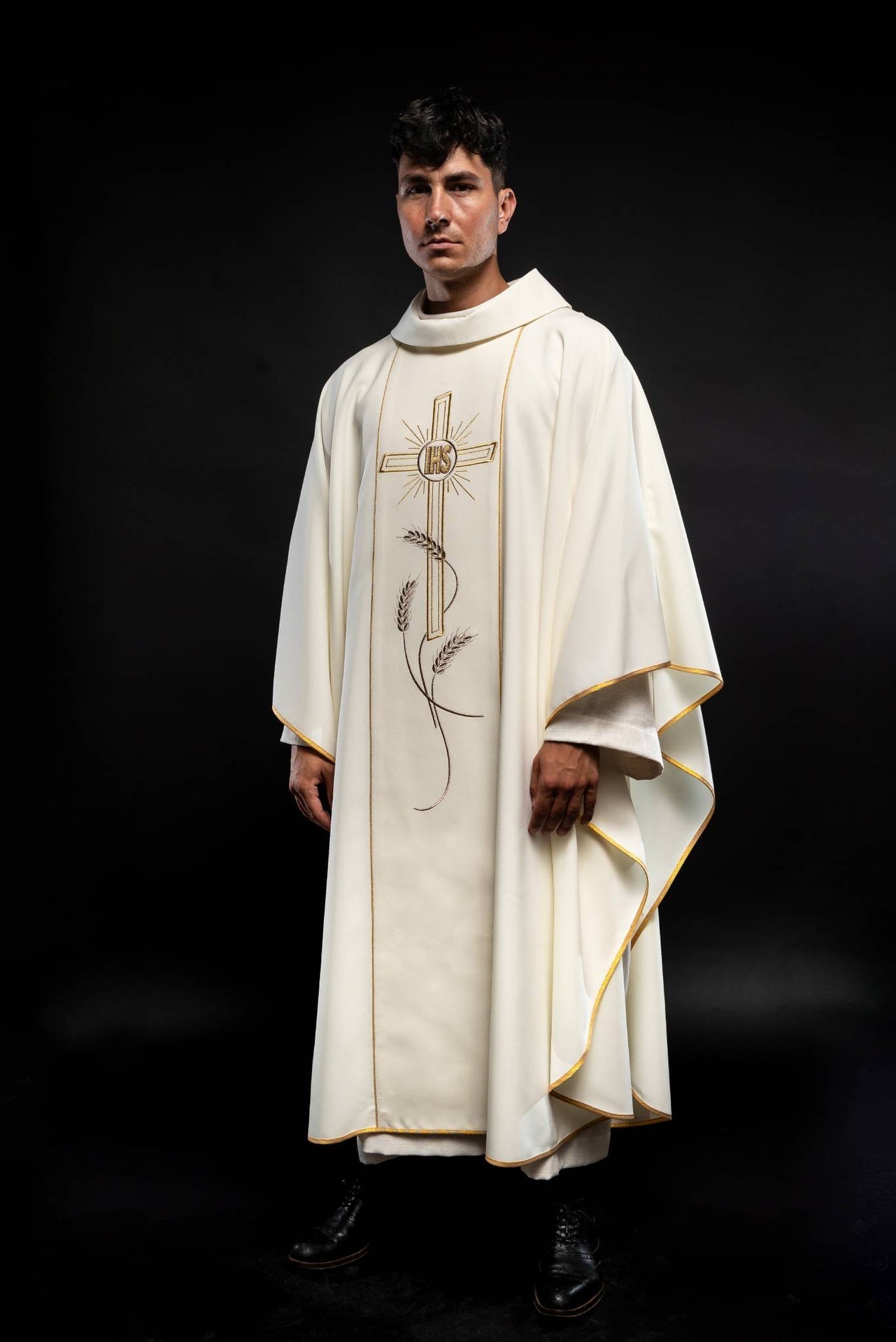 Chasuble brodée Croix avec symbole IHS écru KOR/074/05/01 ECRU - CHASUBLES.FR