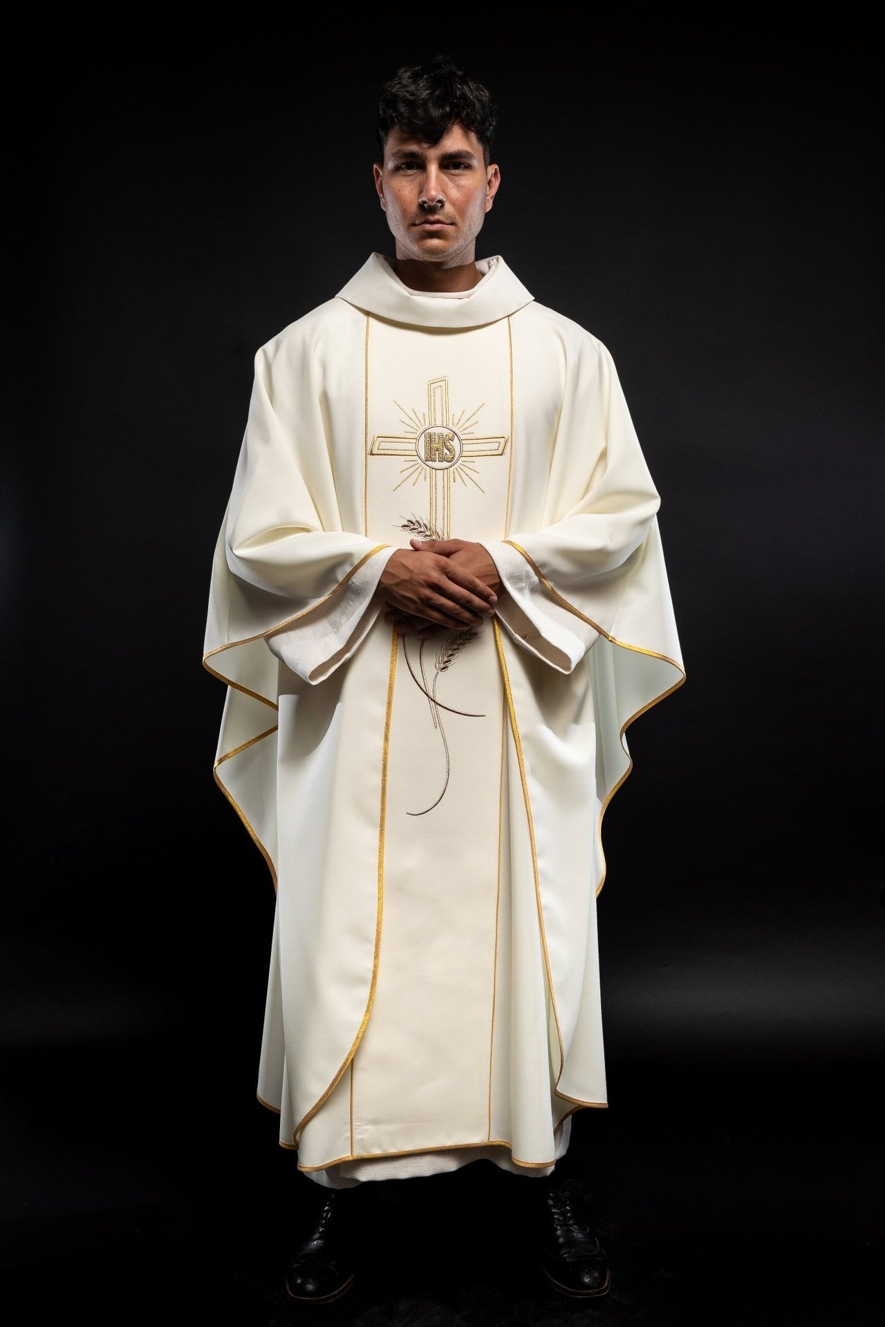 Chasuble brodée Croix avec symbole IHS écru KOR/074/05/01 ECRU - CHASUBLES.FR