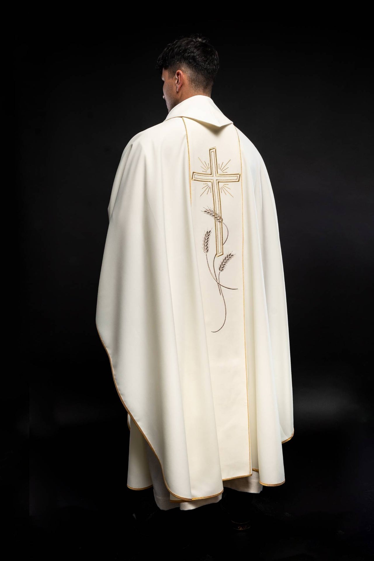 Chasuble brodée Croix avec symbole IHS écru KOR/074/05/01 ECRU - CHASUBLES.FR