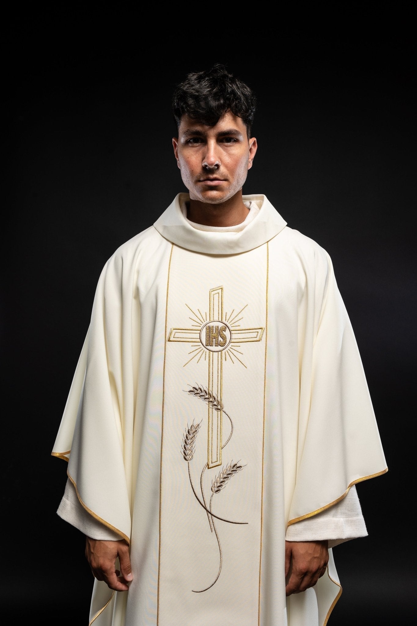 Chasuble brodée Croix avec symbole IHS écru KOR/074/05/01 ECRU - CHASUBLES.FR