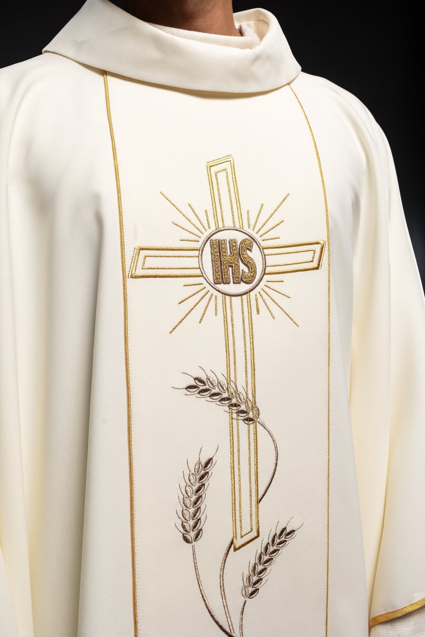 Chasuble brodée Croix avec symbole IHS écru KOR/074/05/01 ECRU - CHASUBLES.FR