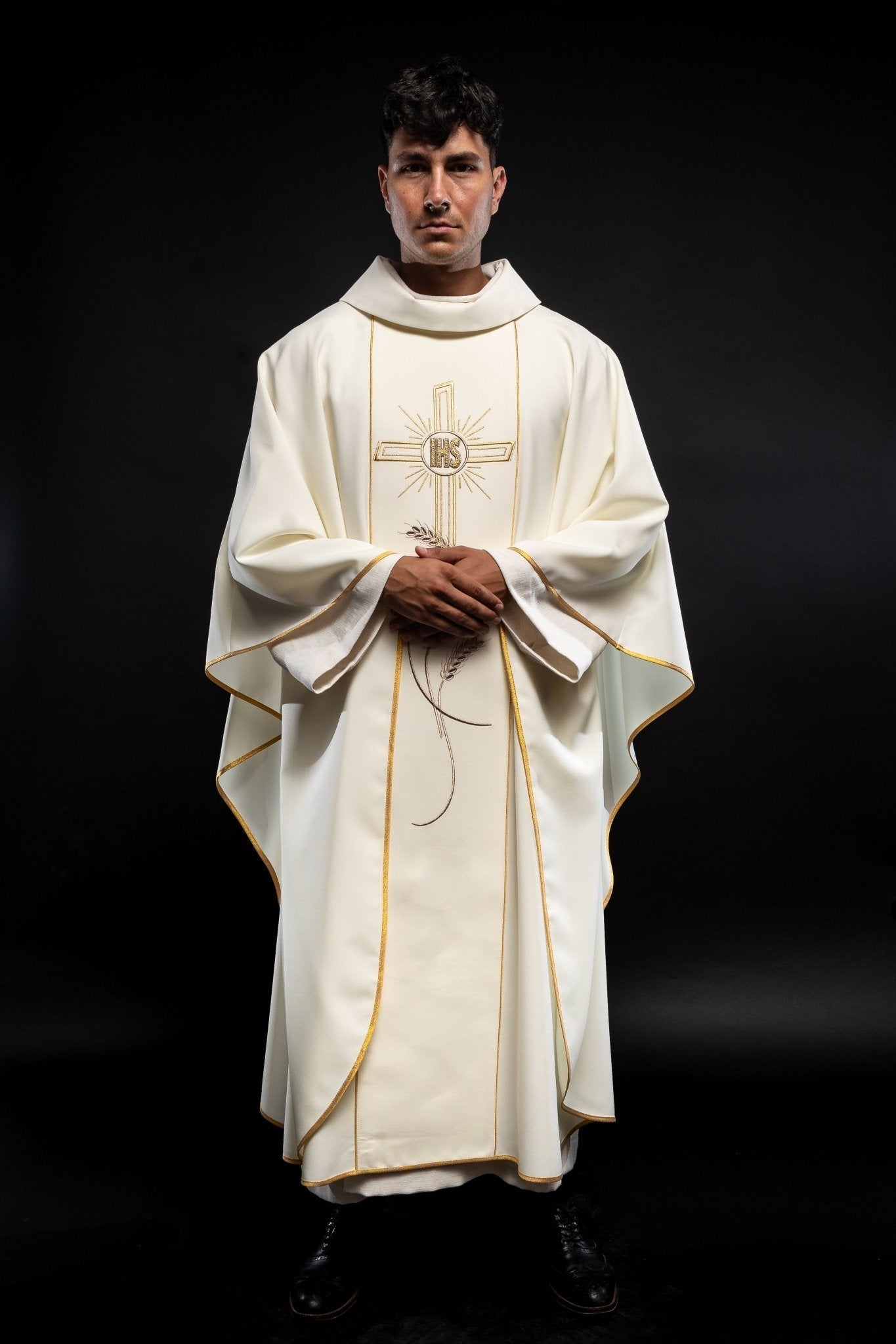 Chasuble brodée Croix avec symbole IHS écru KOR/074/05/01 ECRU - CHASUBLES.FR
