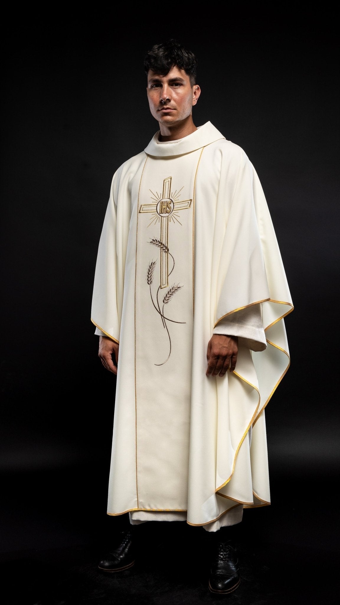 Chasuble brodée Croix avec symbole IHS écru KOR/074/05/01 ECRU - CHASUBLES.FR